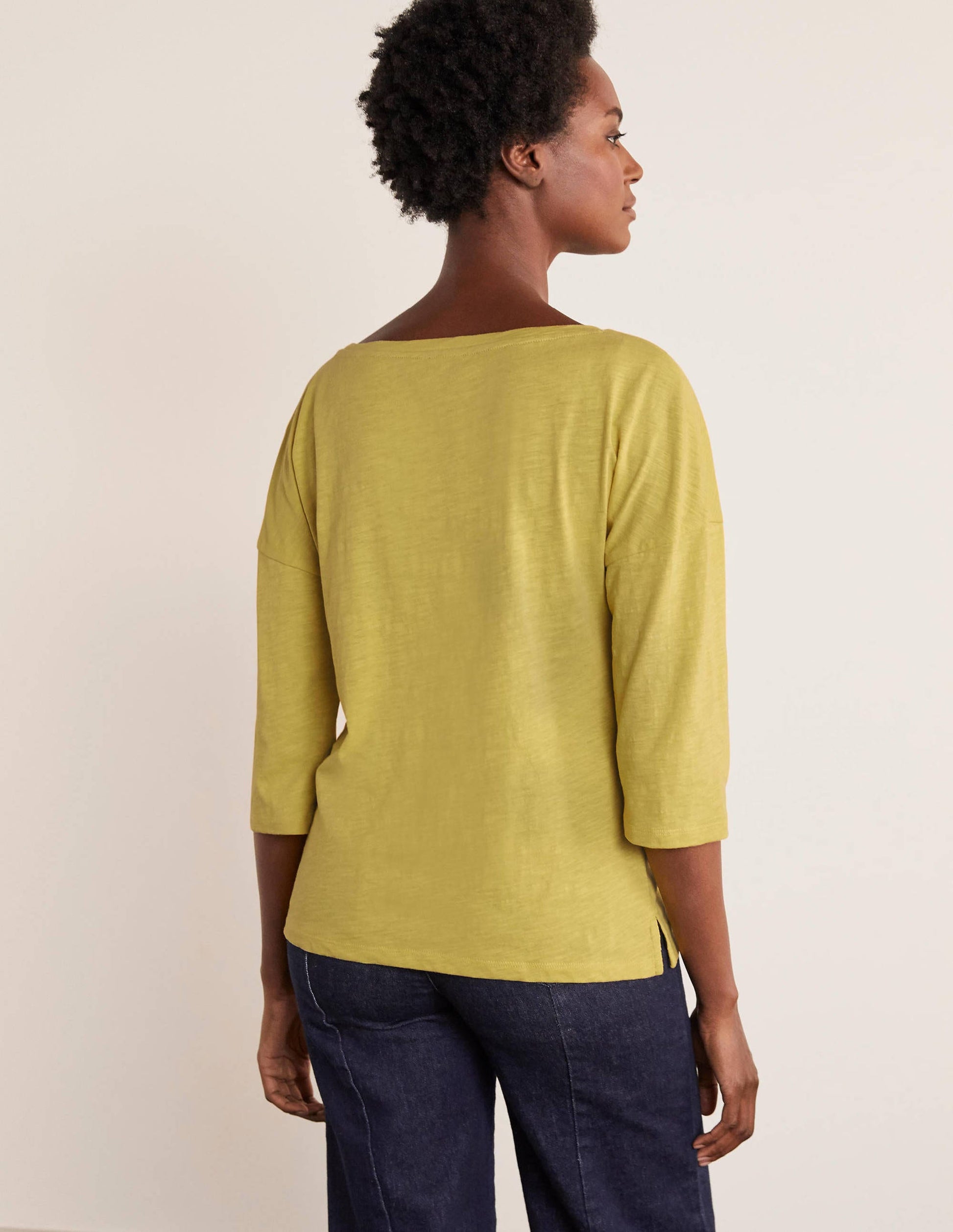 Das kastenförmige Baumwoll-T-Shirt mit U-Boot-Ausschnitt-Ananas-3