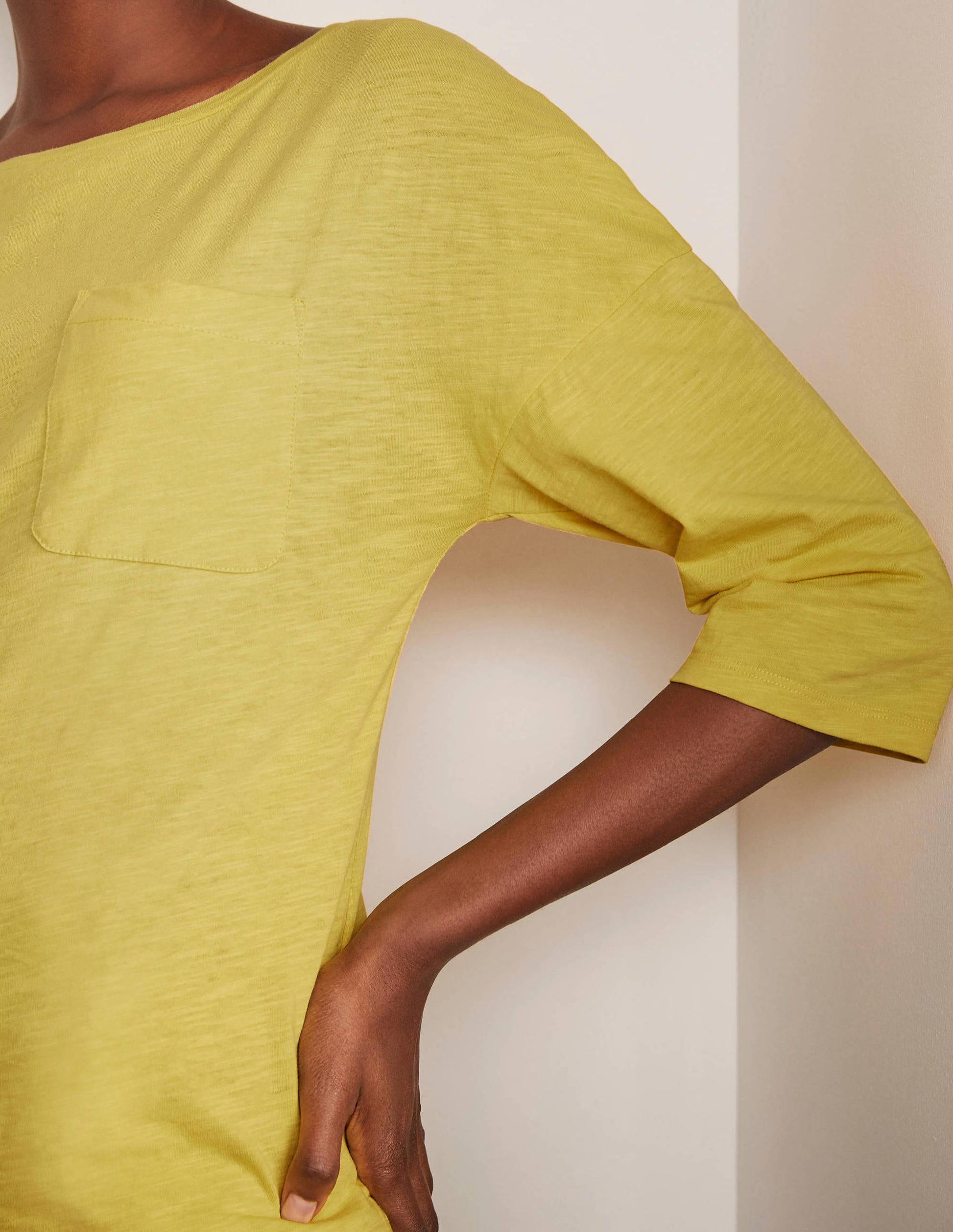 Das kastenförmige Baumwoll-T-Shirt mit U-Boot-Ausschnitt-Ananas-4