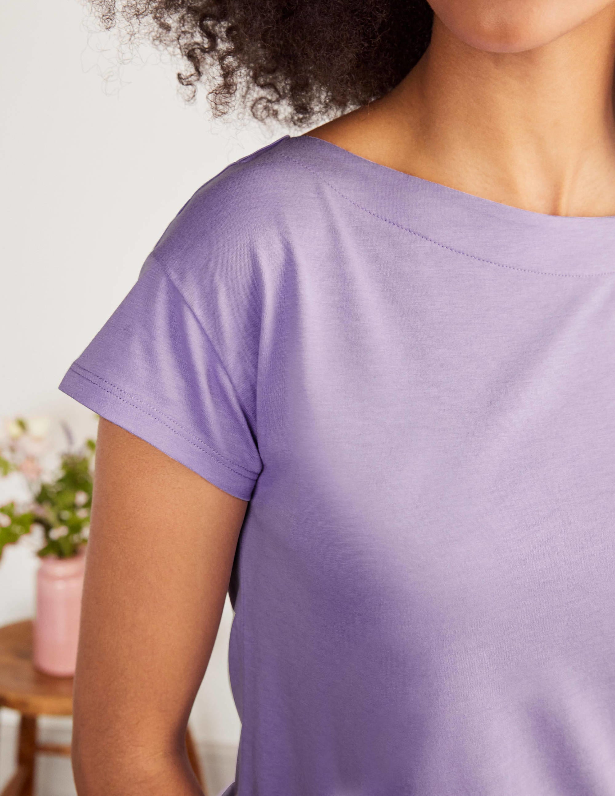 Superweiches T-Shirt mit U-Boot-Ausschnitt-Kühles Violett - Image 4