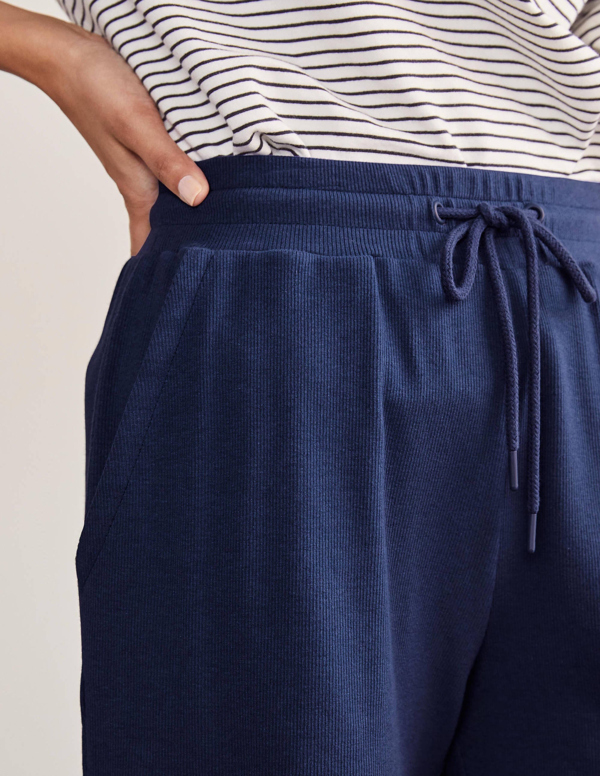 Margot Shorts-Marineblau - Image 4