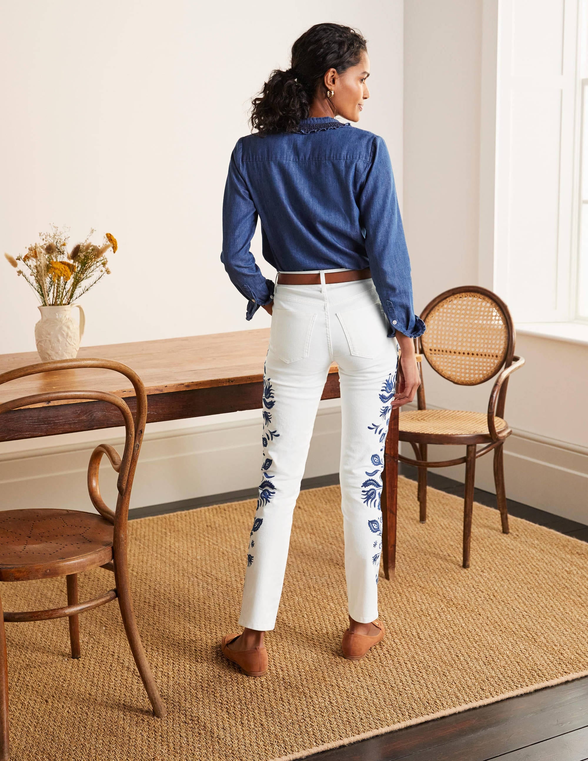 Girlfriend-Jeans-Weiß mit Stickerei - Image 3