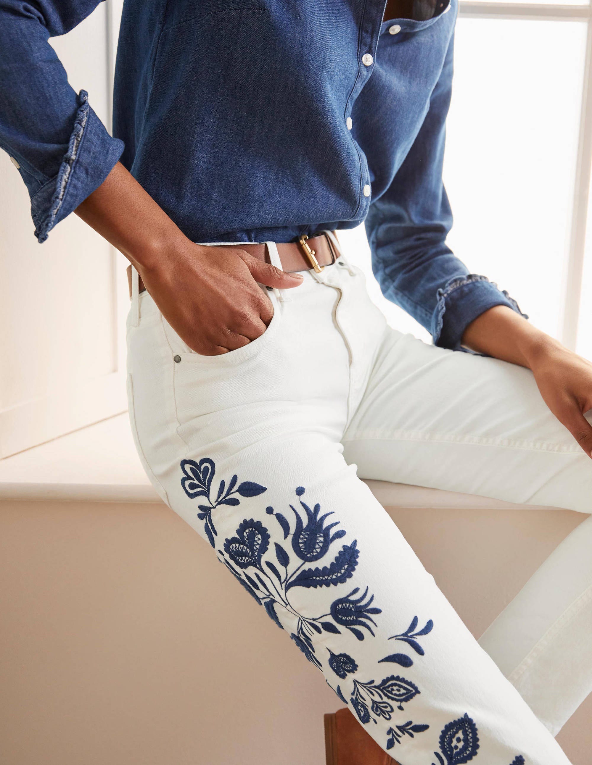 Girlfriend-Jeans-Weiß mit Stickerei - Image 4
