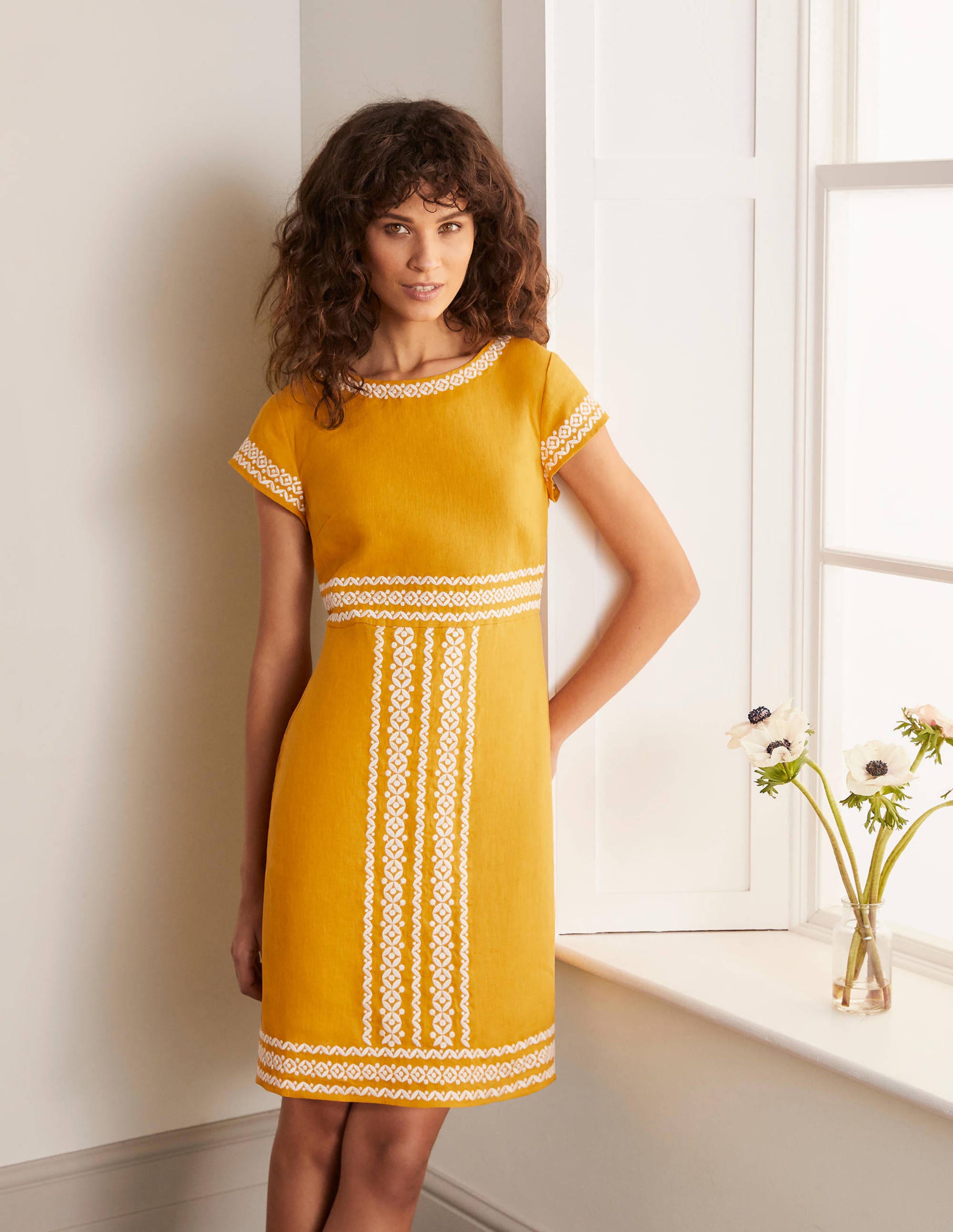 Laura Leinenkleid mit Stickereien-Sonnengelb - Image 1