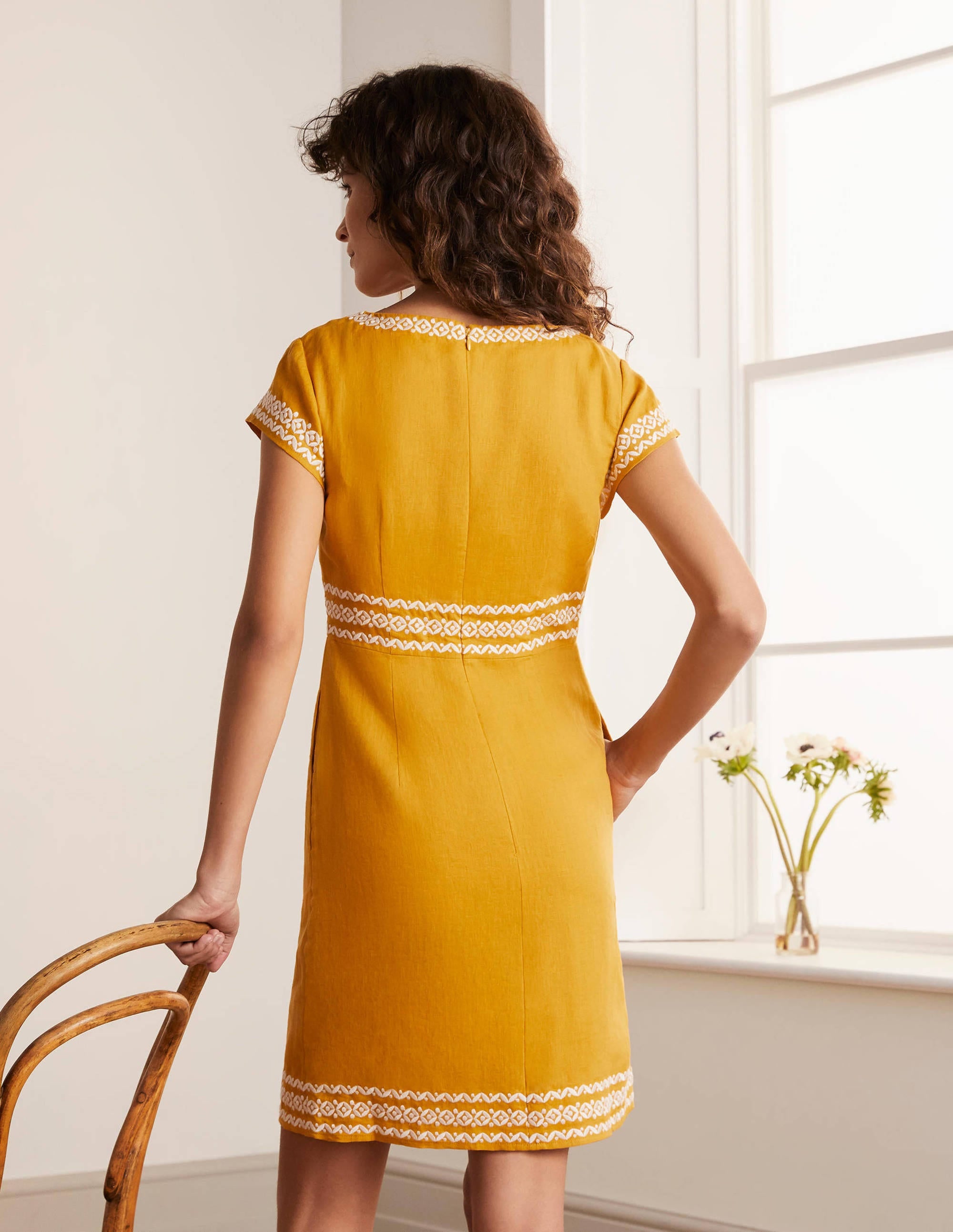 Laura Leinenkleid mit Stickereien-Sonnengelb - Image 2