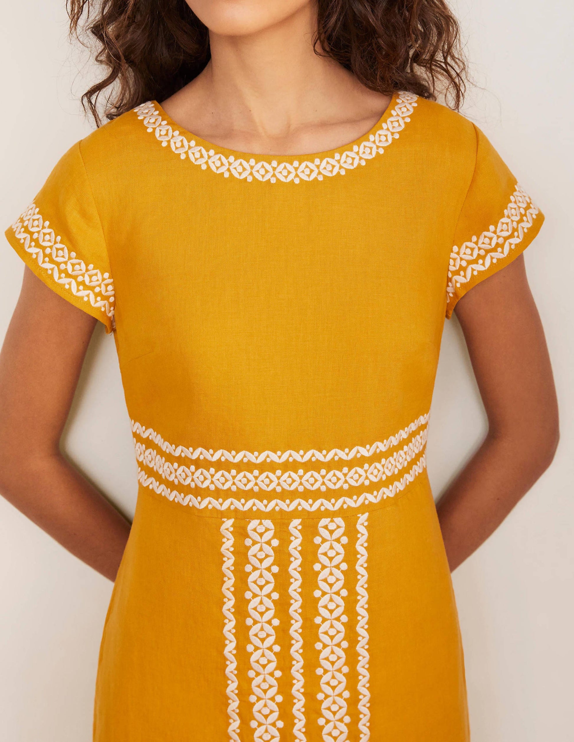Laura Leinenkleid mit Stickereien-Sonnengelb-3