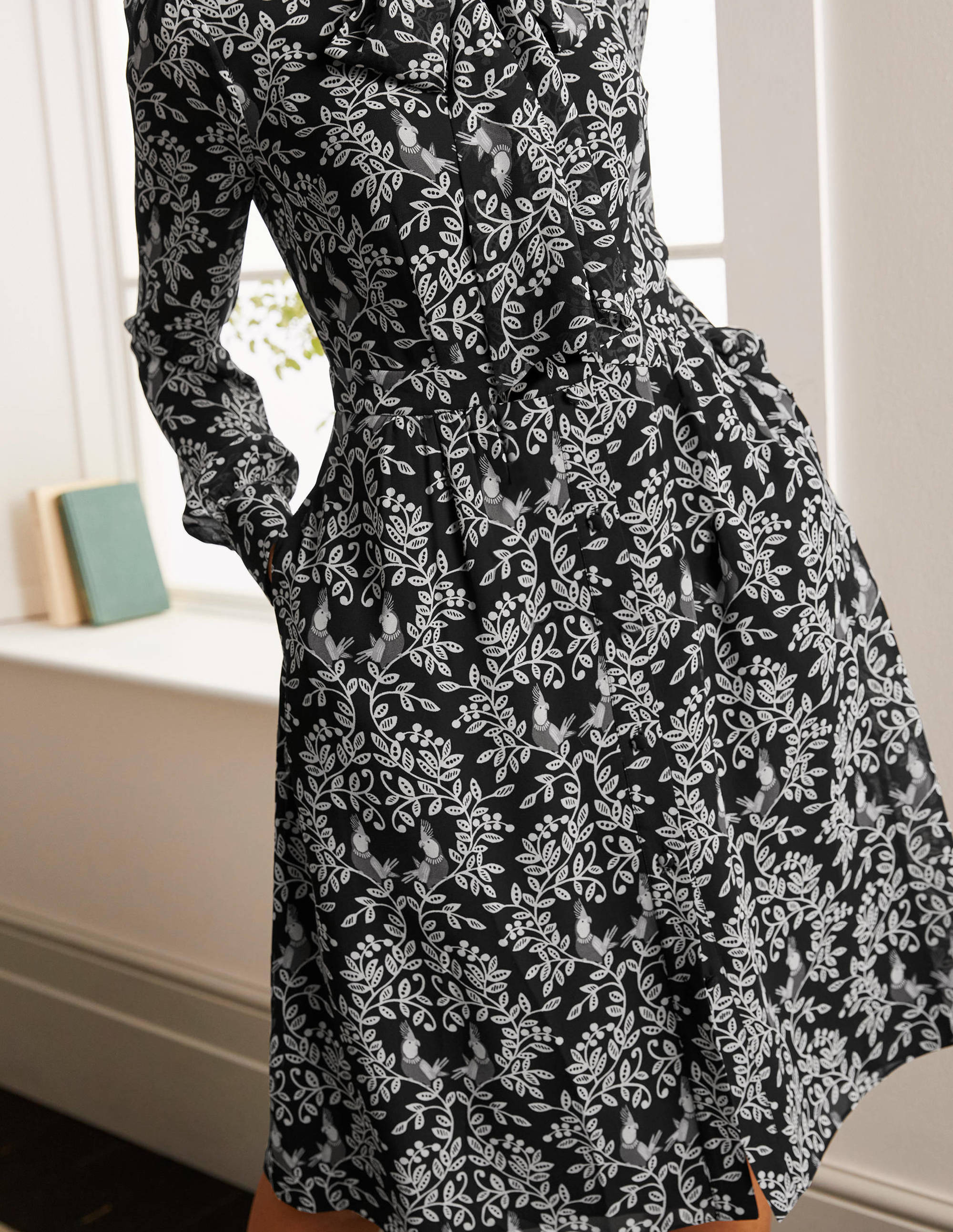 Robe-chemise Sylvia-Noir, motif Parrot Paradise - Image 3