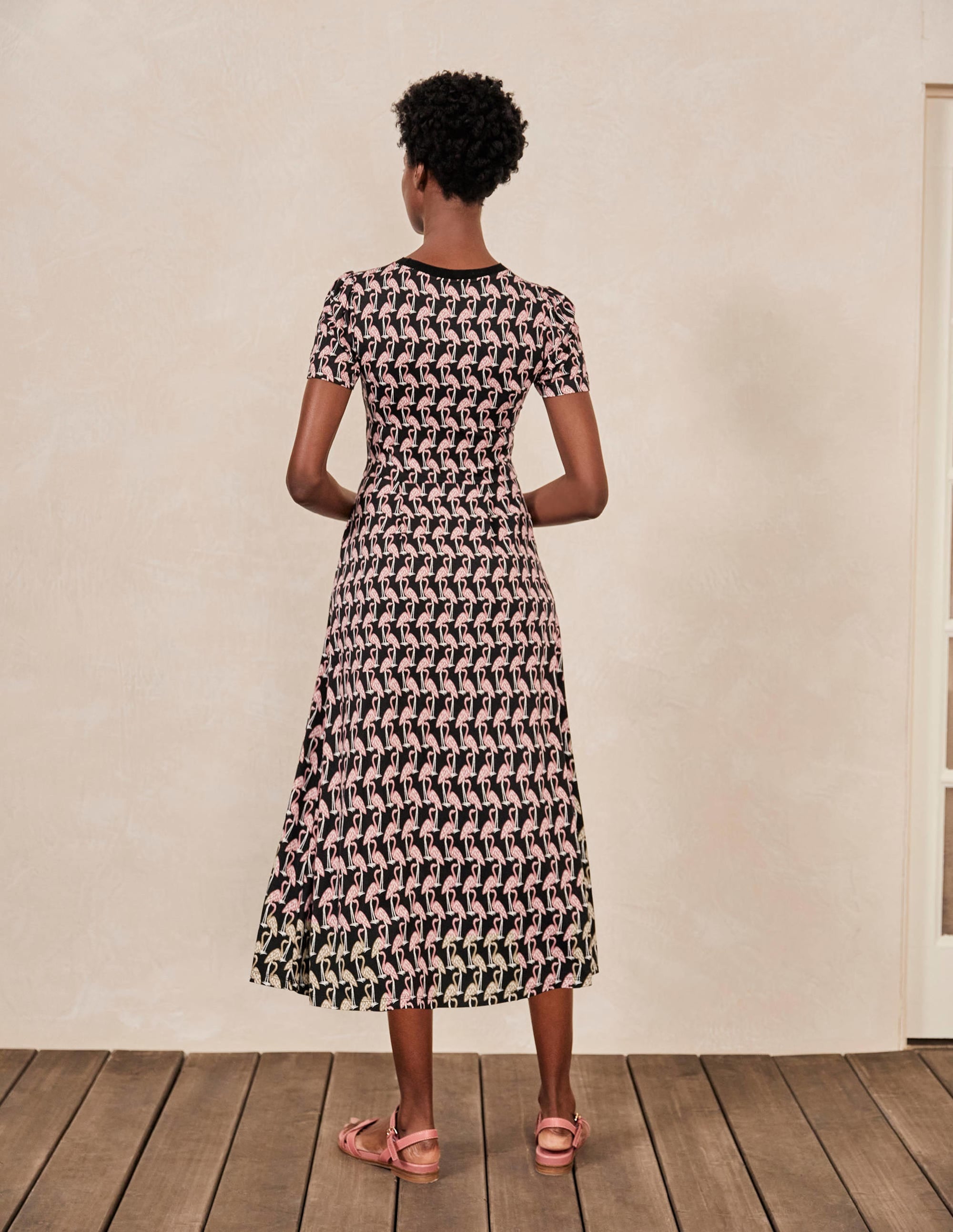 Lucinda Midikleid aus Jersey-Schwarz, Tropischer Flamingo - Image 3