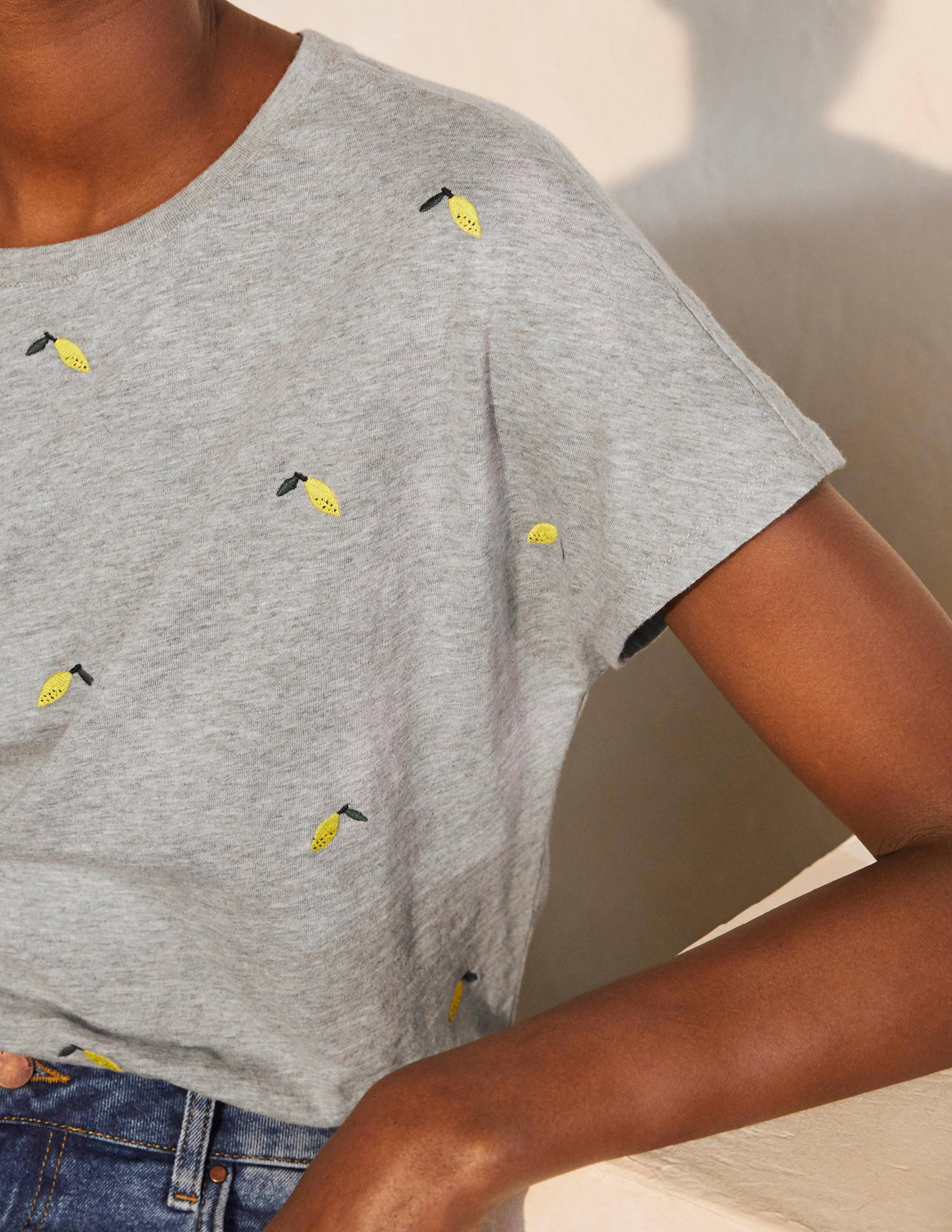 Lena Jersey-T-Shirt mit Stickerei-Grau Meliert, Gestickte Zitronen - Image 4