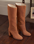 Kniehohe Stiefel mit Muscheldetail-Hellbraun