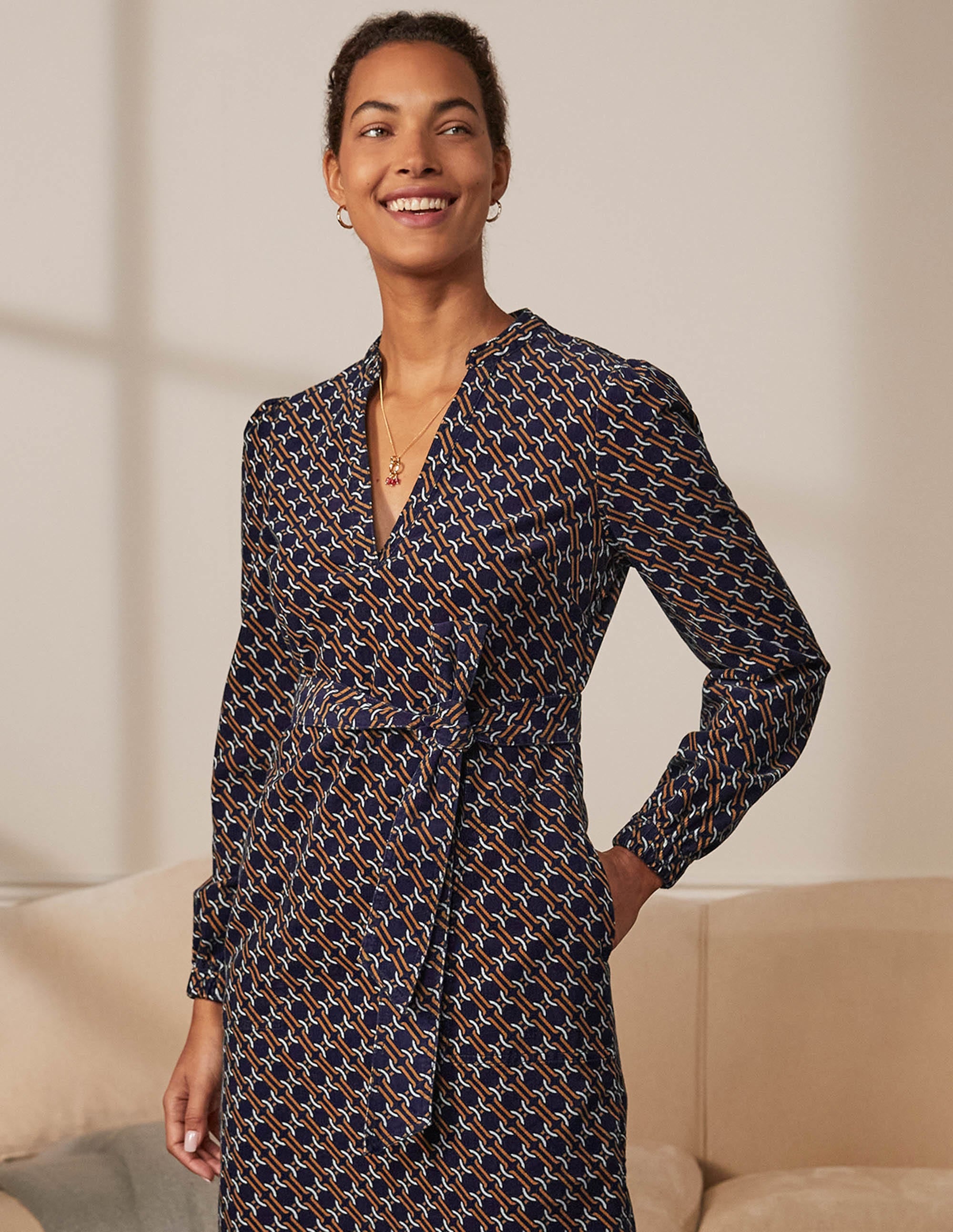 Esmeralda Kleid mit Taillengürtel-Navy, Geometrisches Gliedermuster - Image 1