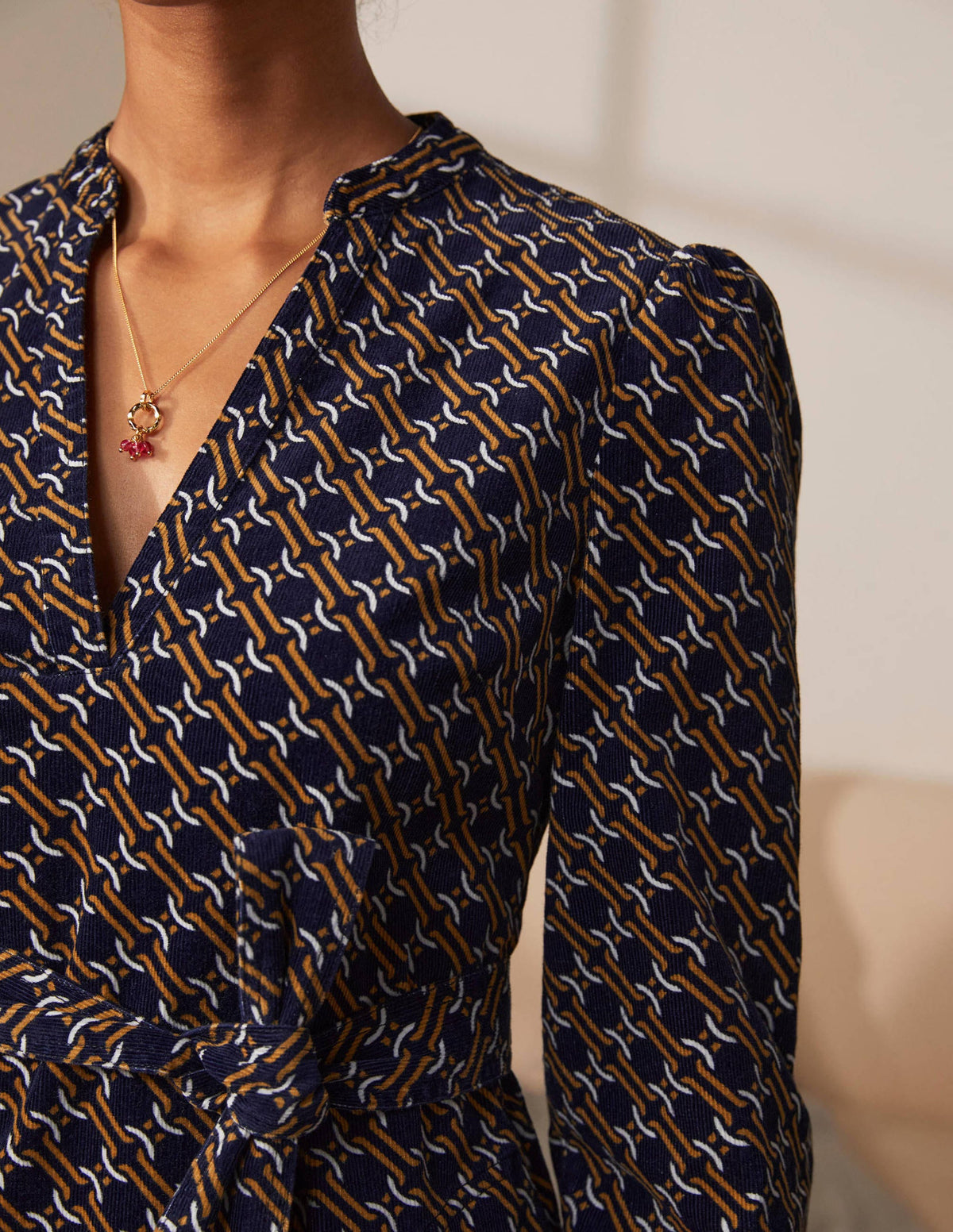 Esmeralda Kleid mit Taillengürtel-Navy, Geometrisches Gliedermuster-2