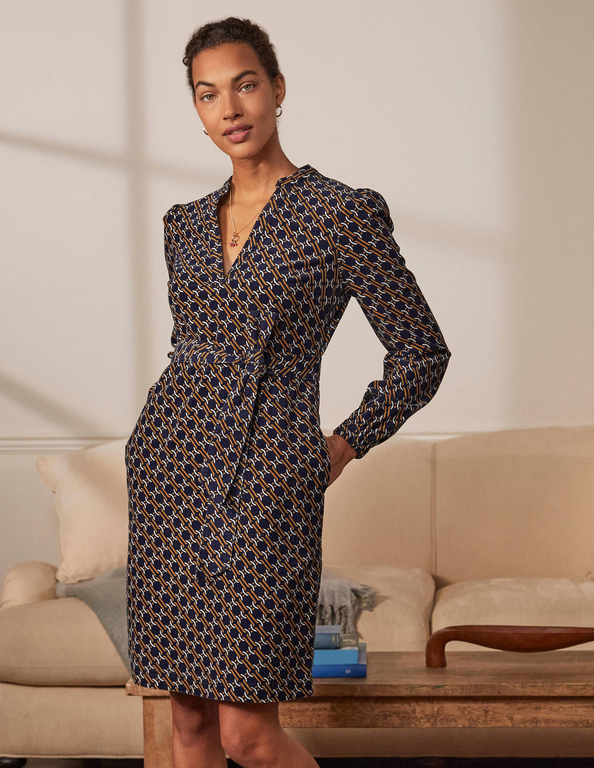 Esmeralda Kleid mit Taillengürtel-Navy, Geometrisches Gliedermuster - Image 4
