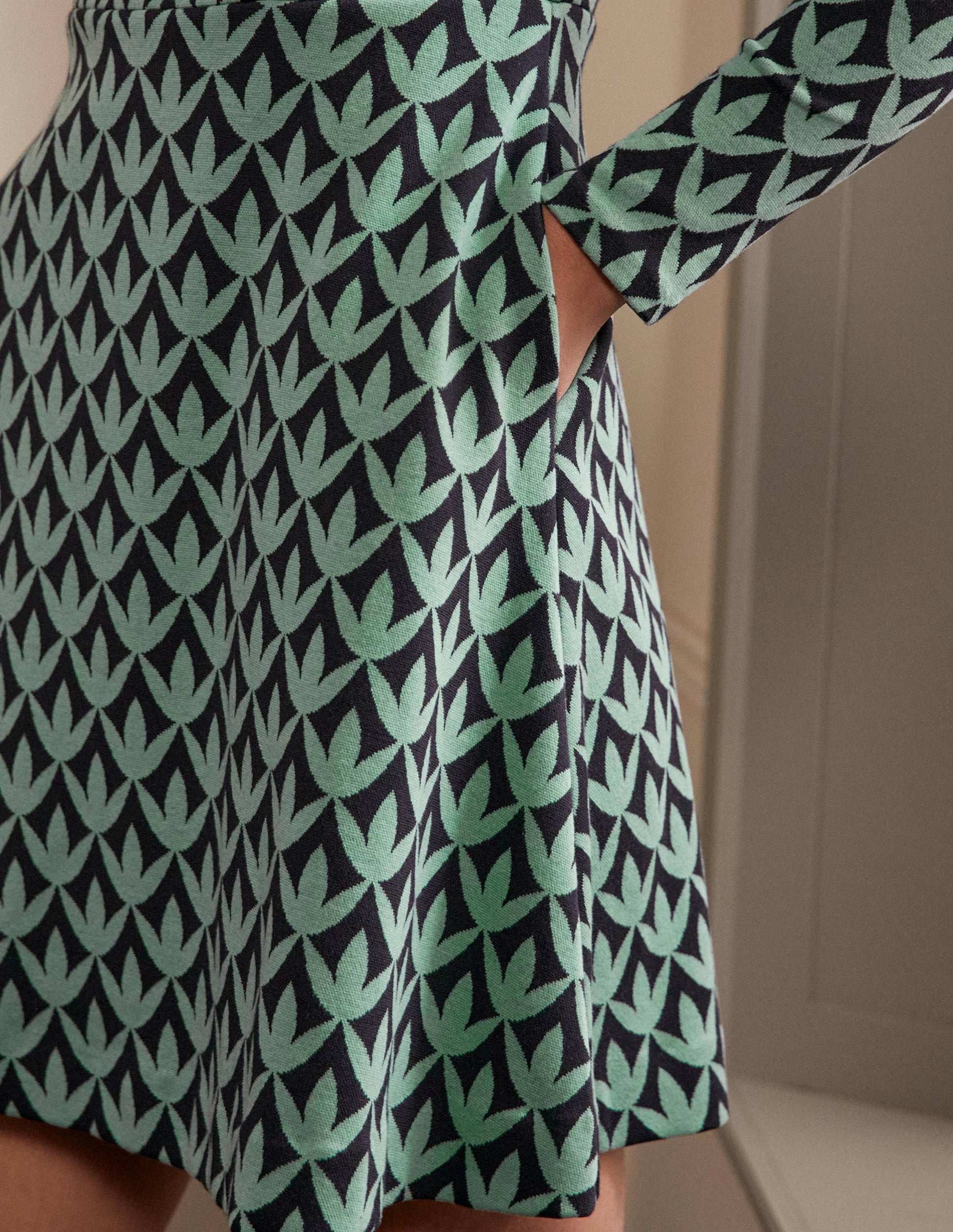 Jacquard-Kleid mit Stehkragen-DE_D9_Colour translations_Test077-2