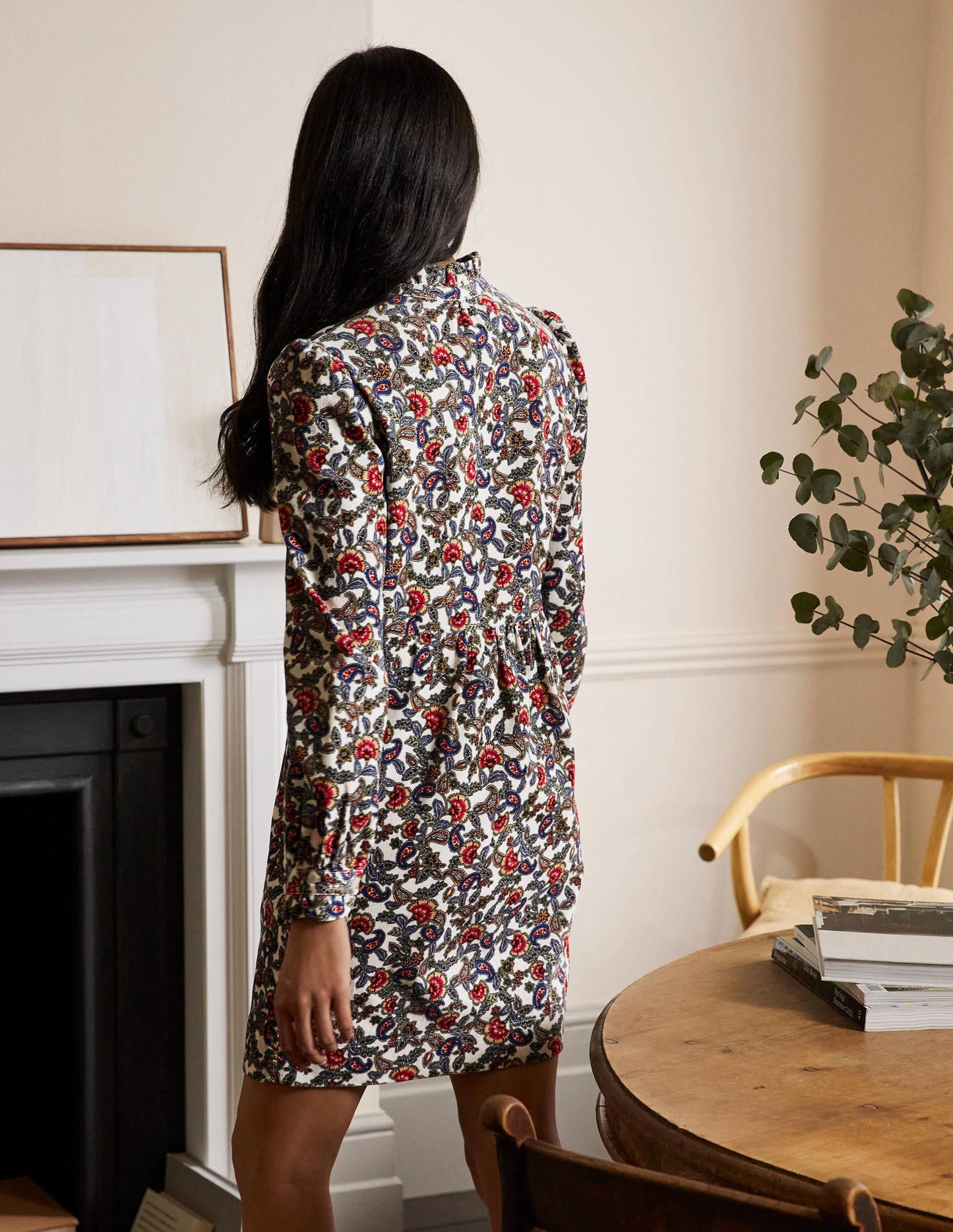 Robe à col volanté en velours côtelé-Ivoire, motif floral exotique