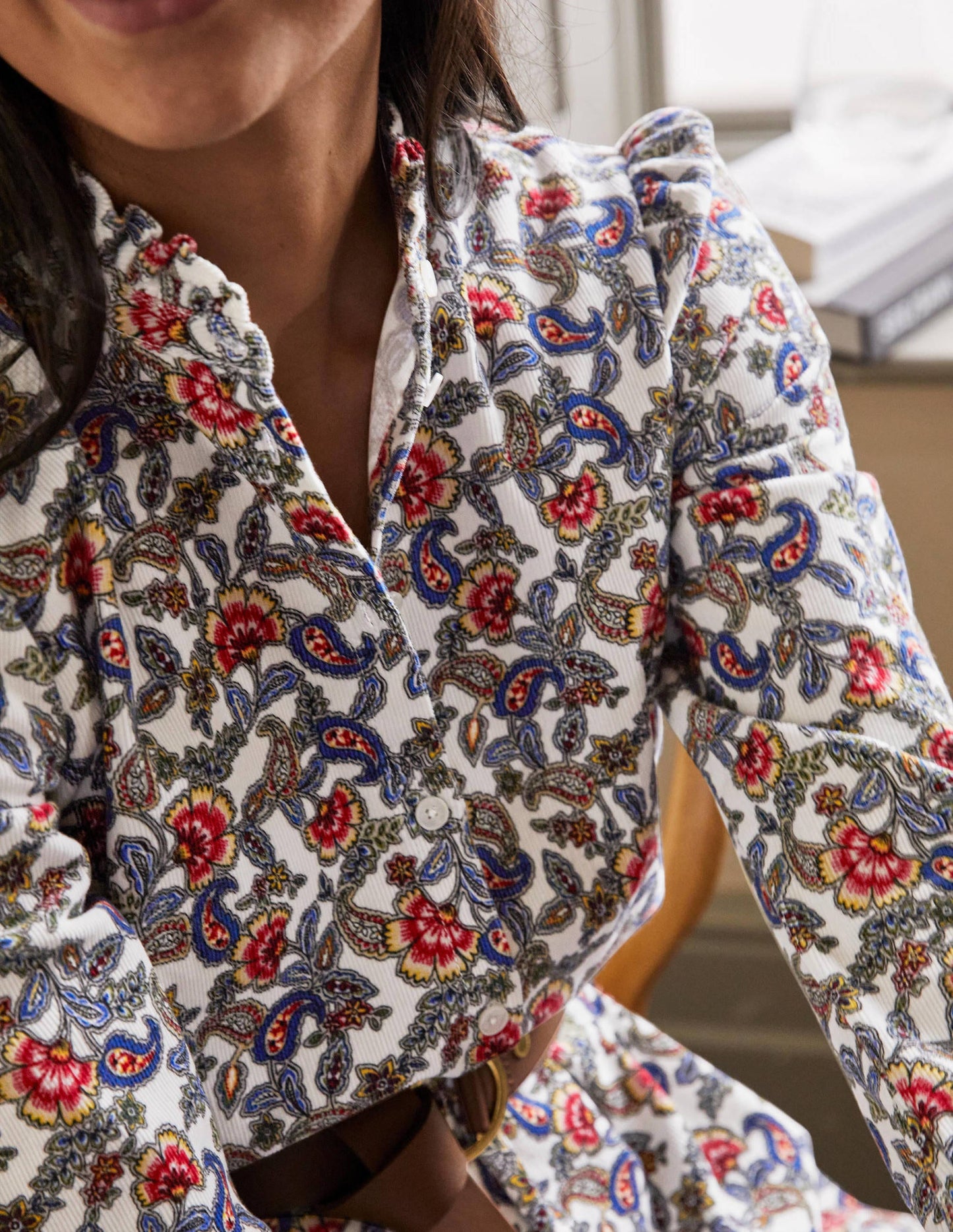 Robe à col volanté en velours côtelé-Ivoire, motif floral exotique