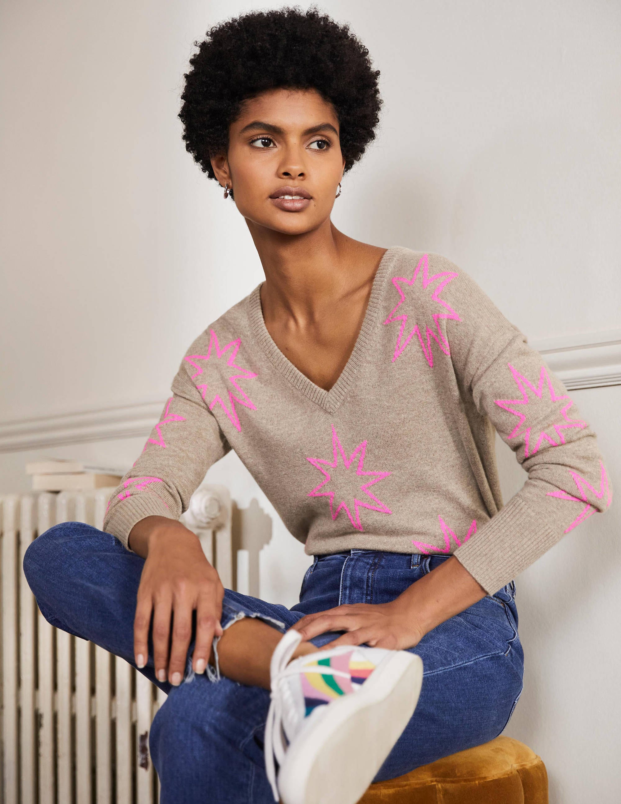 Lässiger Kaschmirpullover mit V-Ausschnitt-Grauer Achat, Neonrosa Sterne - Image 1