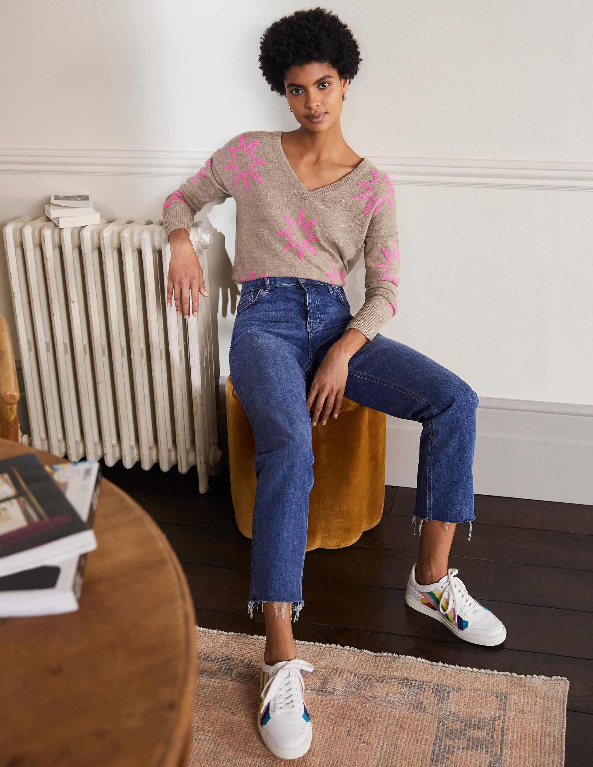 Lässiger Kaschmirpullover mit V-Ausschnitt-Grauer Achat, Neonrosa Sterne - Image 4