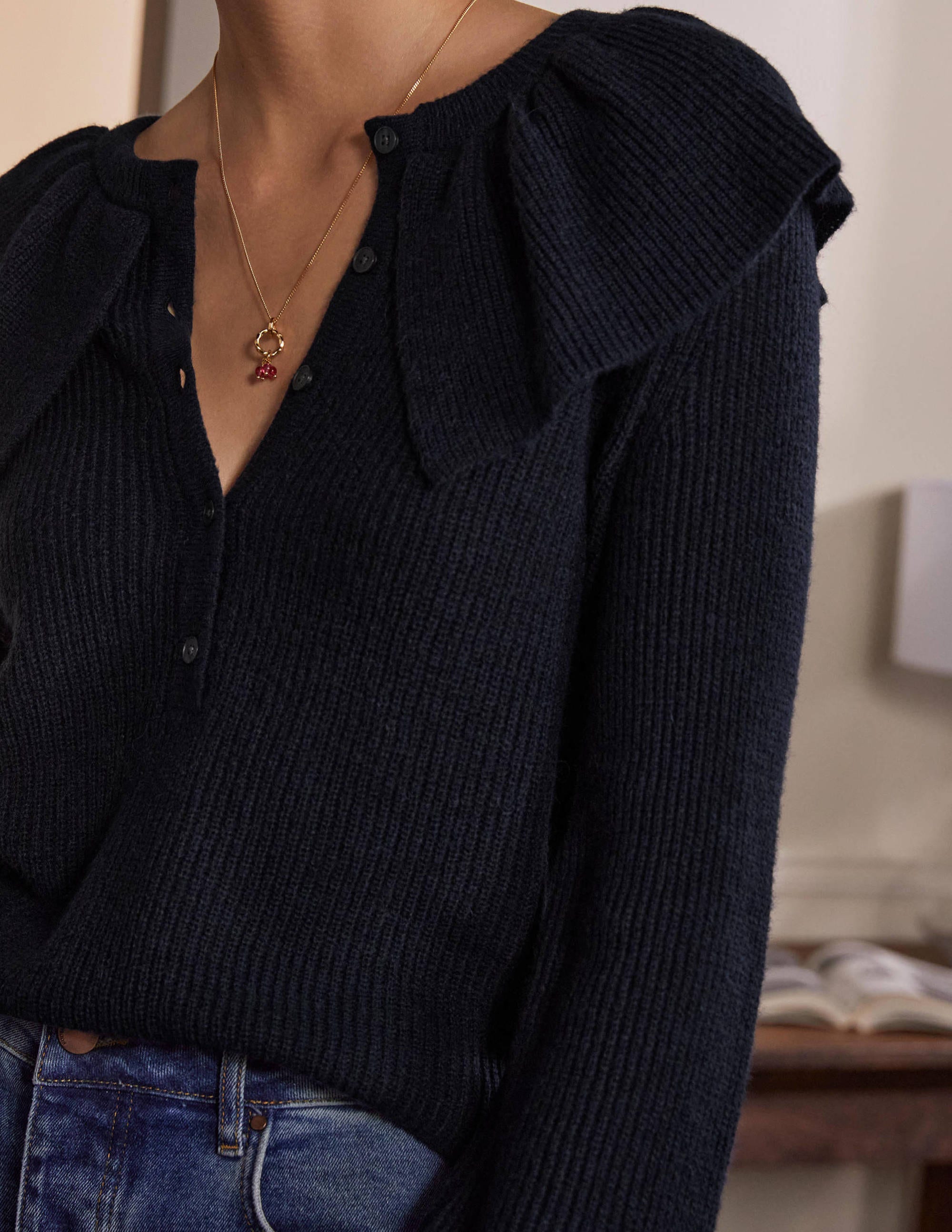 Flauschiger Pullover mit Rüschenkragen-Marineblau - Image 2