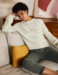 Locker Pullover mit Zopfstrickmuster-Naturweiß Melange