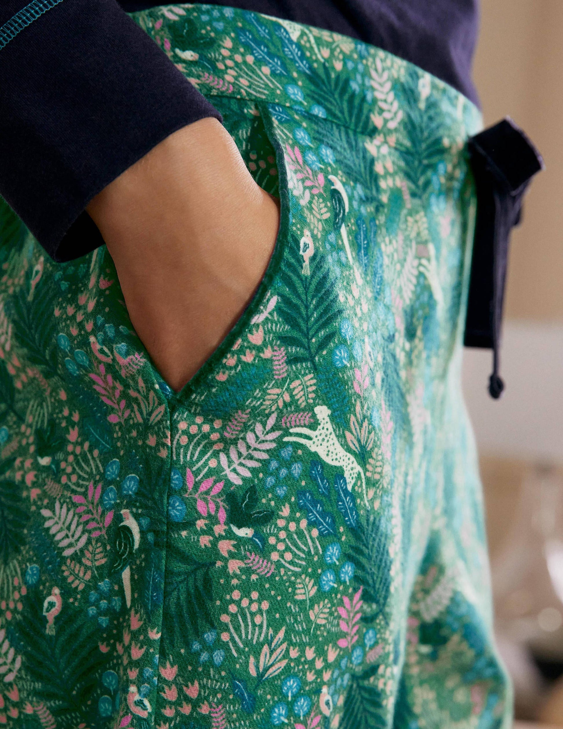 Bas de pyjama Vanessa cosy-Vert feuille, course dans la jungle-4