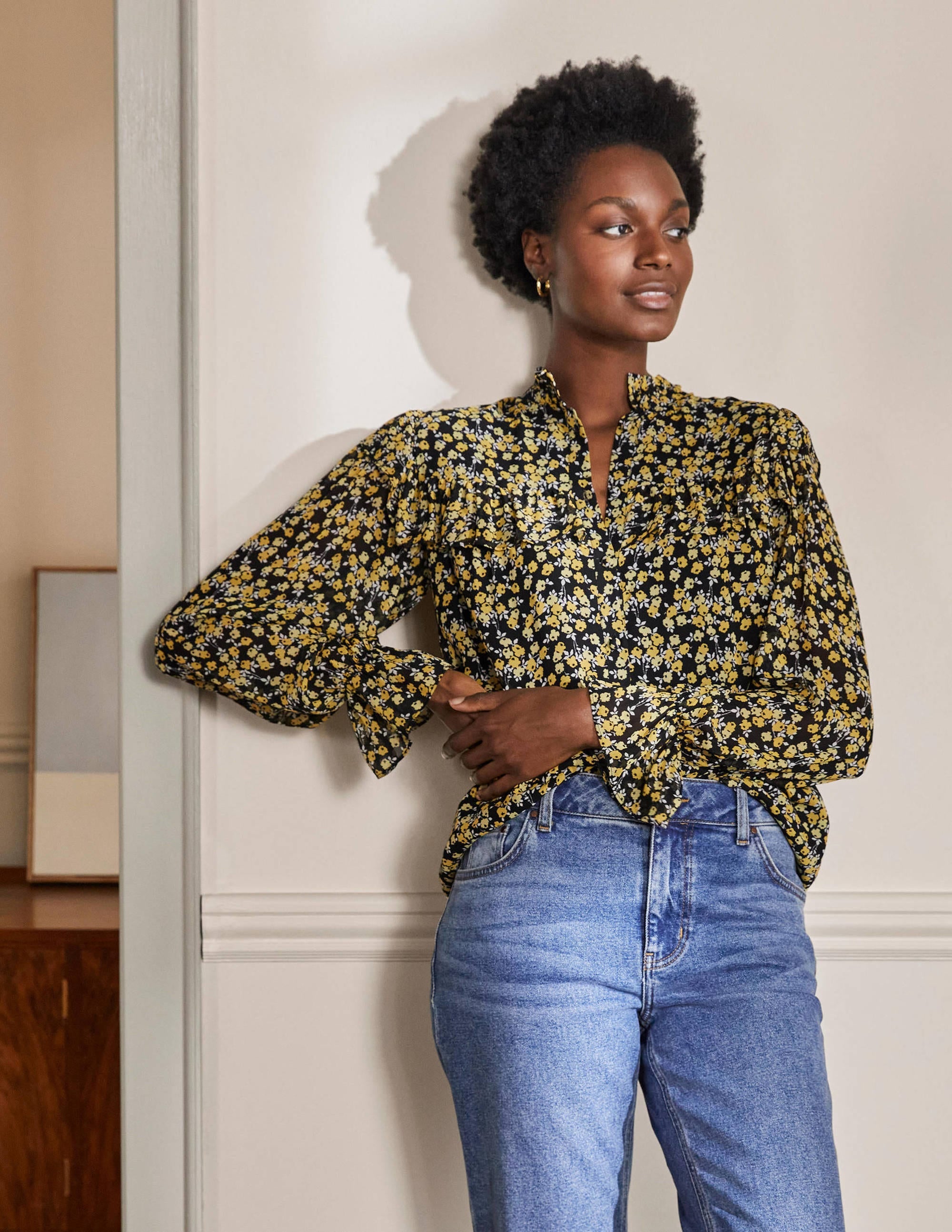 Zoe Bluse mit Rüschen-Schwarz, Abstrakte Zweige - Image 4
