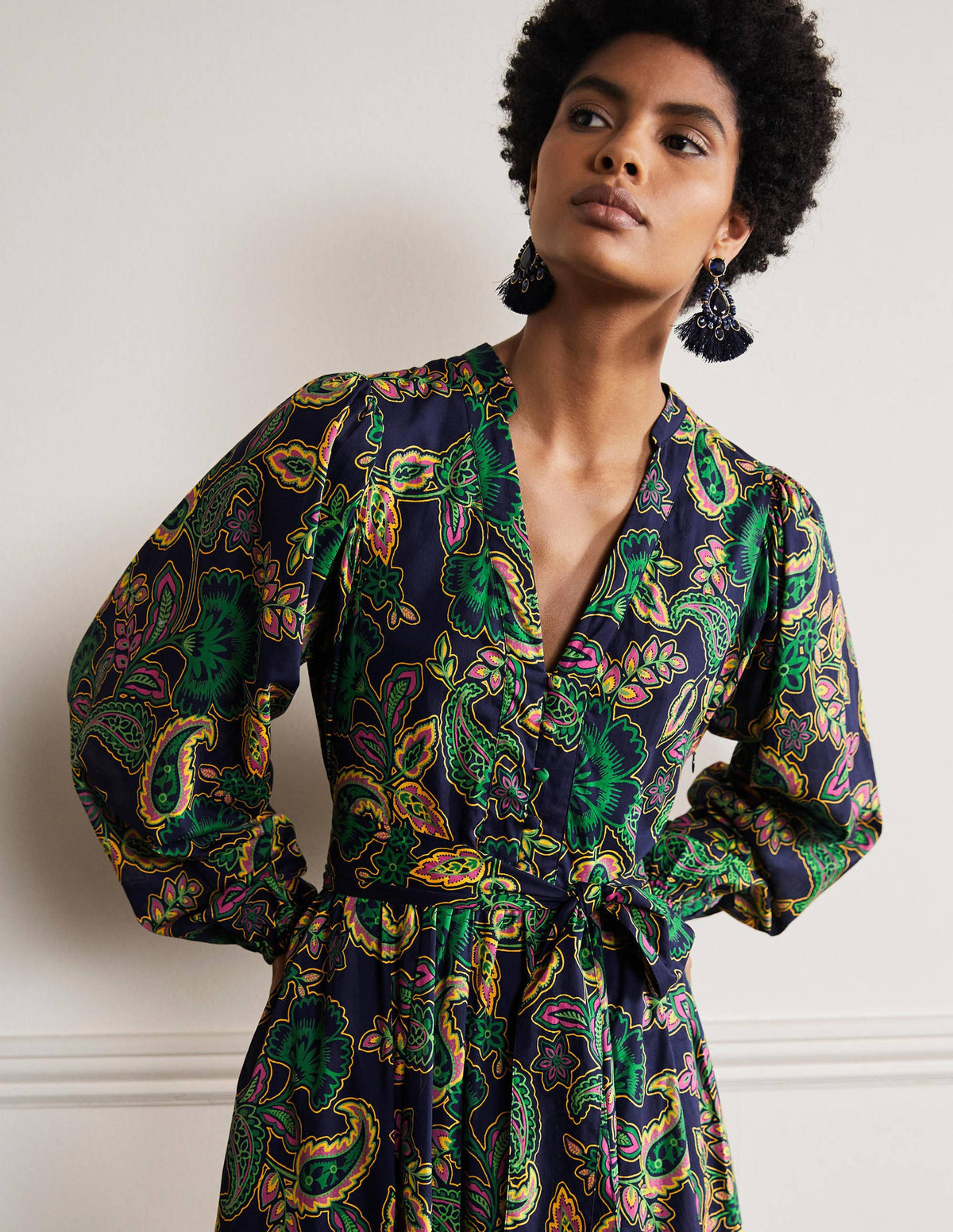 Baumwoll-Maxikleid mit gekerbtem Ausschnitt-Navy, Exotisches Blumenmuster - Image 1