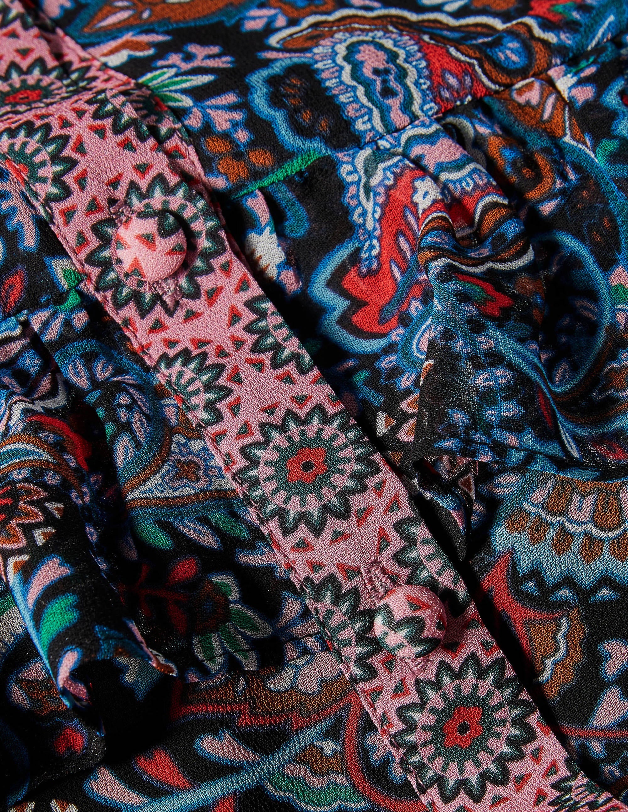Maxikleid mit Rüschenstufen-Schwarz/Rot, Fantasiemuster - Image 6