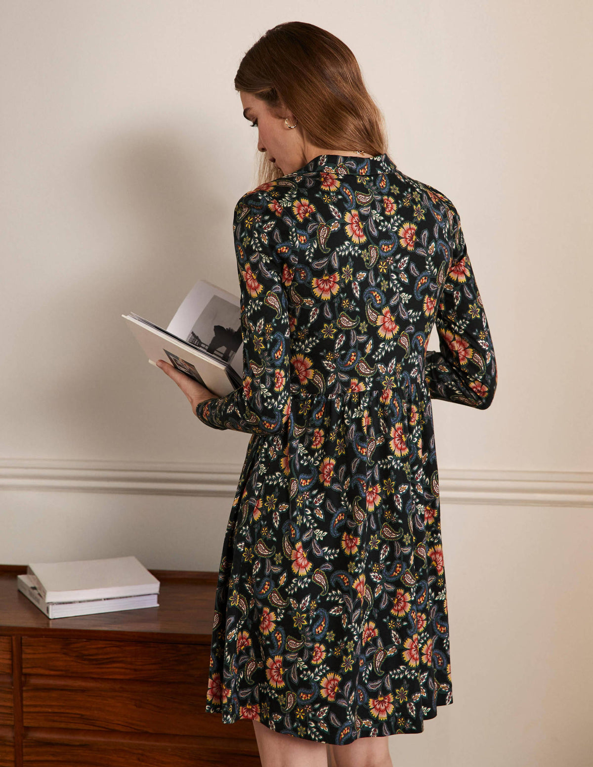 Alma Hemdblusenkleid aus Jersey-Schwarz, Exotisches Blumenmuster - Image 3