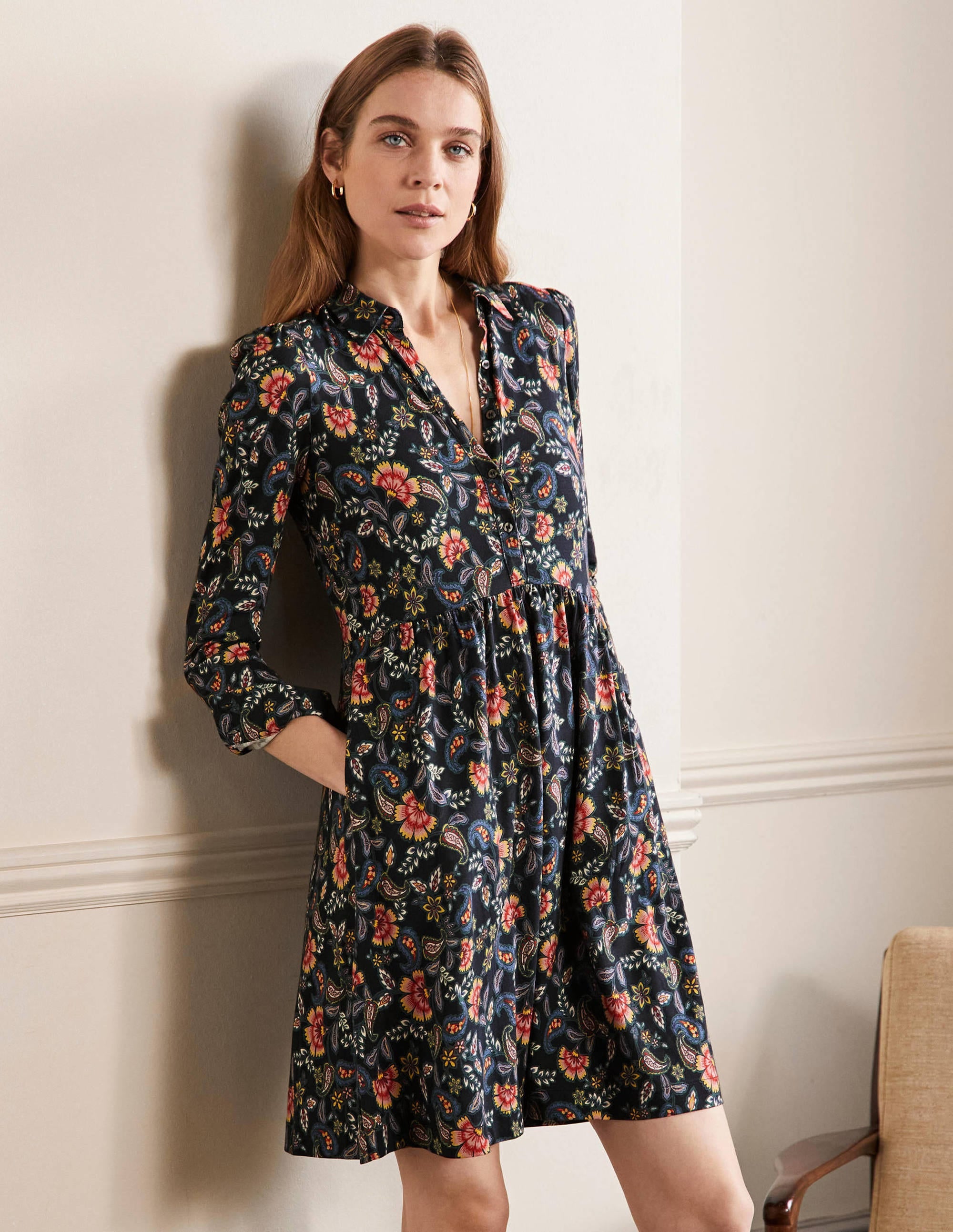 Alma Hemdblusenkleid aus Jersey-Schwarz, Exotisches Blumenmuster - Image 5