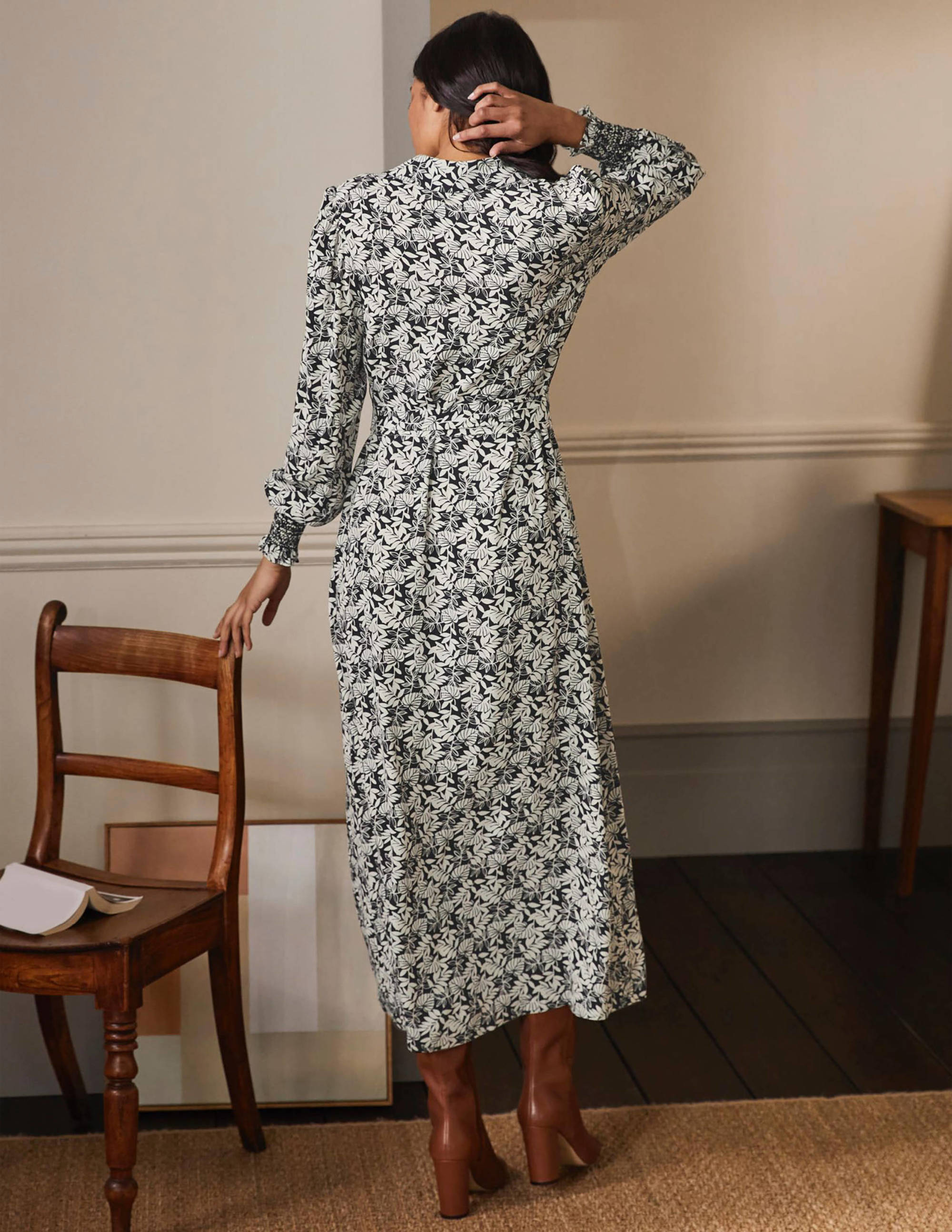 Hemdblusenkleid mit Smokdetail-Schwarz, Tropische Palmen - Image 3