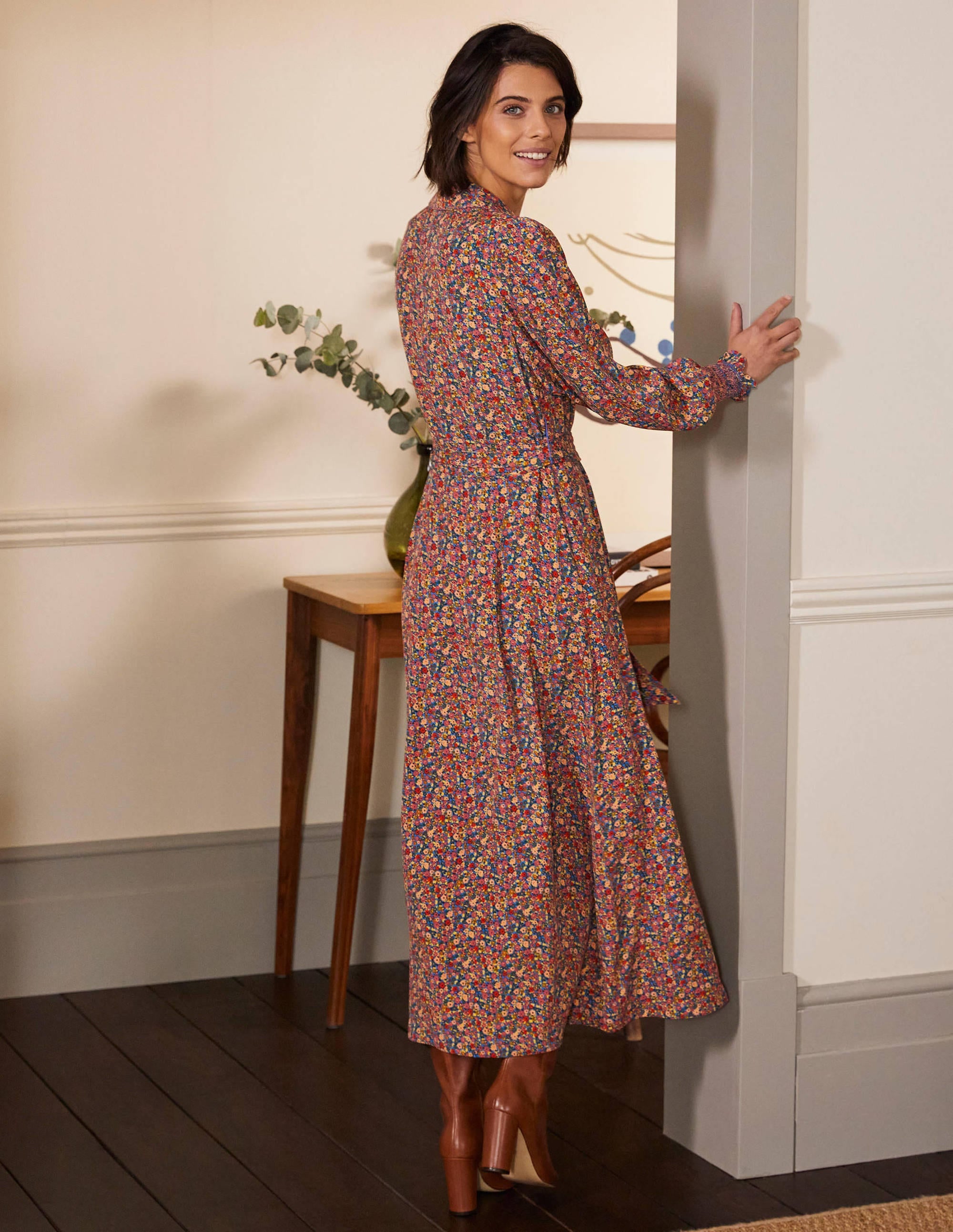 Hemdblusenkleid mit Smokdetail-Staubrot, Zarte Blumen - Image 3