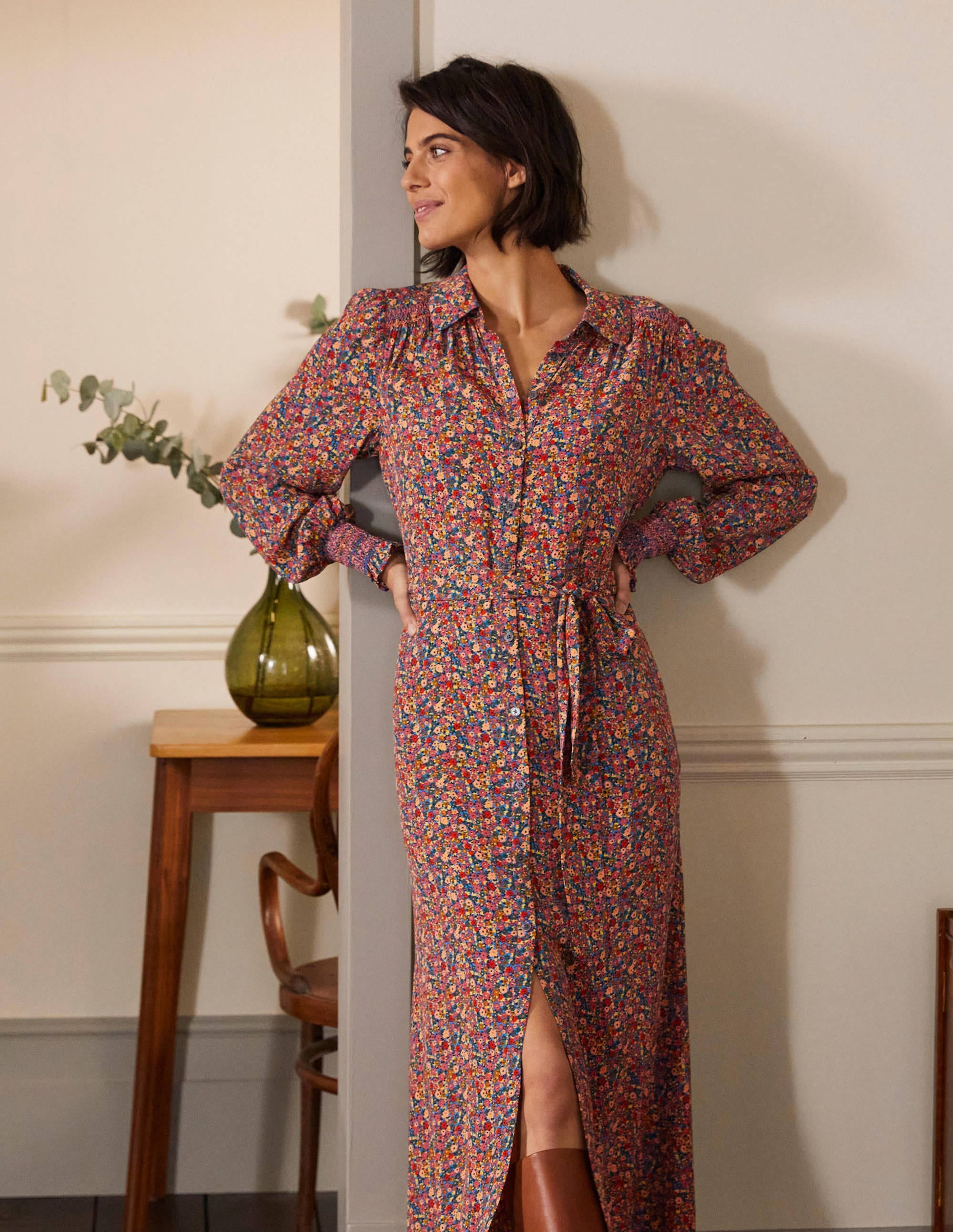 Hemdblusenkleid mit Smokdetail-Staubrot, Zarte Blumen - Image 4