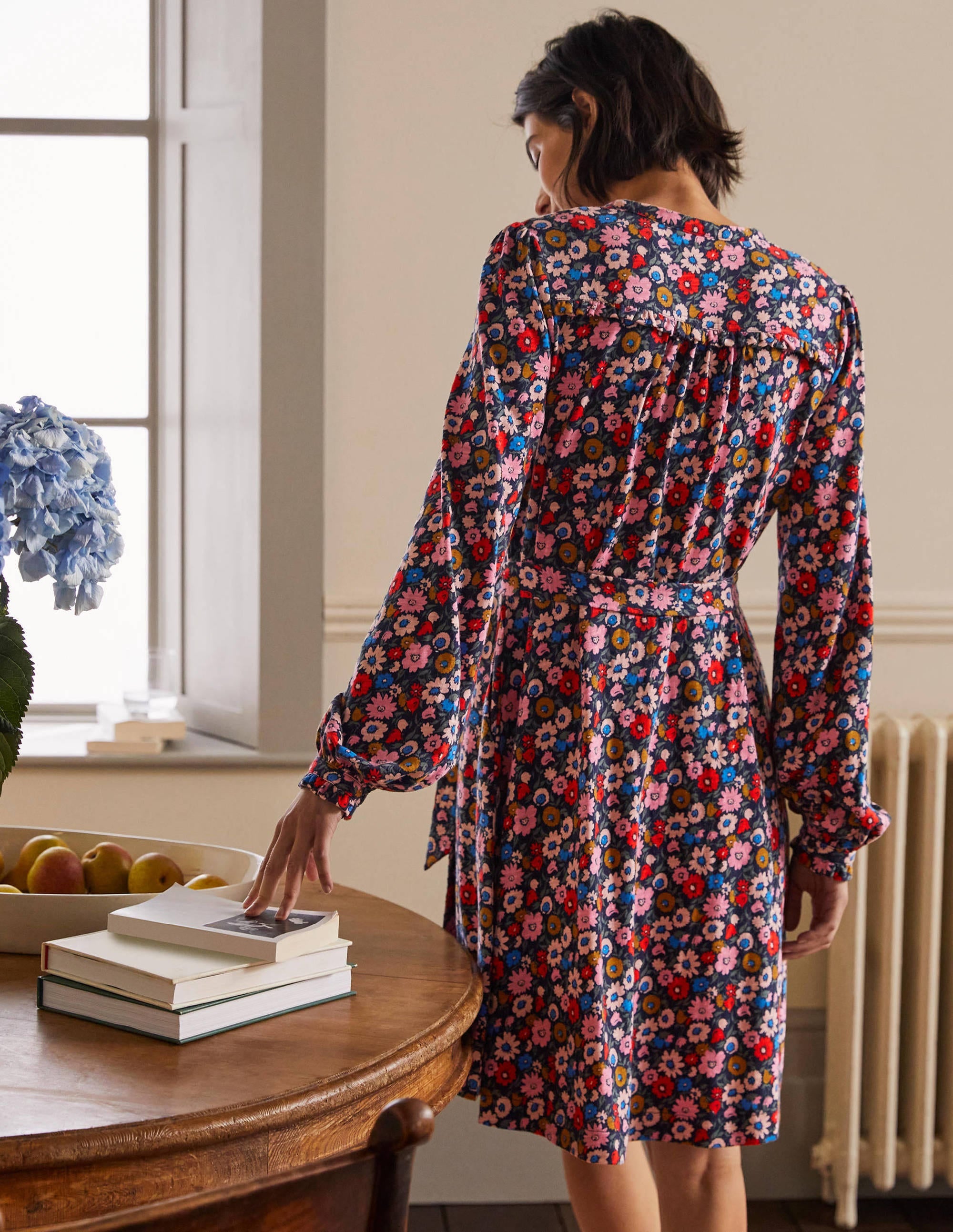 Mini-robe boutonnée à volants-Bleu marine foncé, motif Elegant Bloom - Image 3
