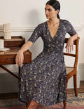 Midikleid aus Jersey mit geraffter Taille-Französisches Navy, Exotisches Blumenmuster