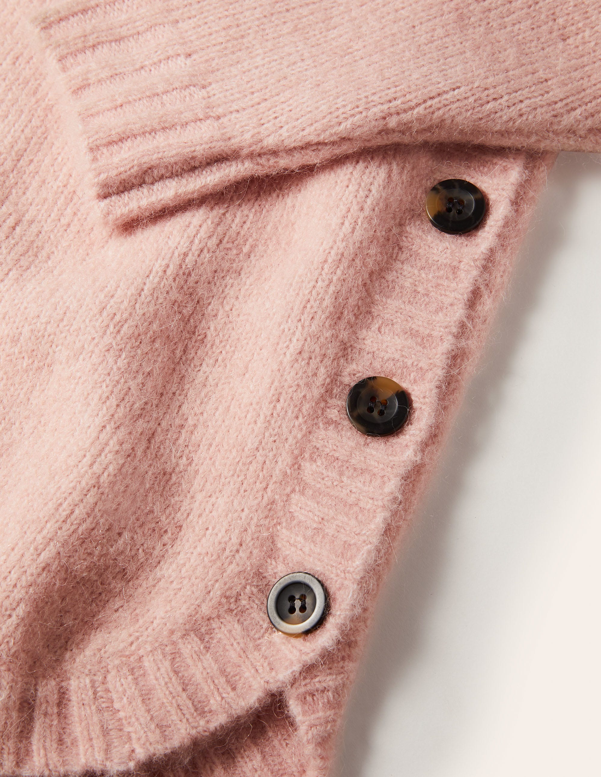 Flauschiger Pullover mit seitlichem Knopf-Milchshake - Image 6