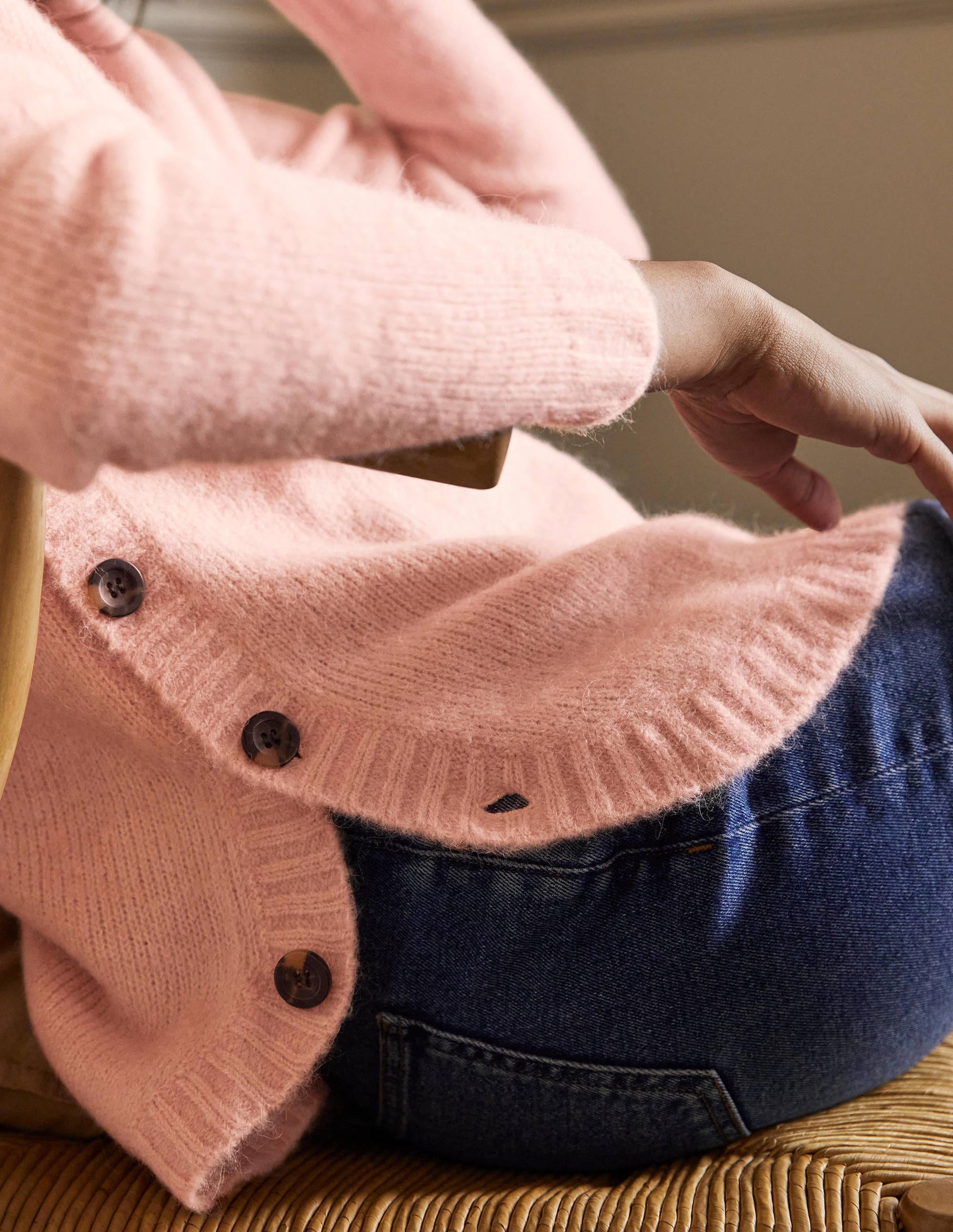Flauschiger Pullover mit seitlichem Knopf-Milchshake - Image 2