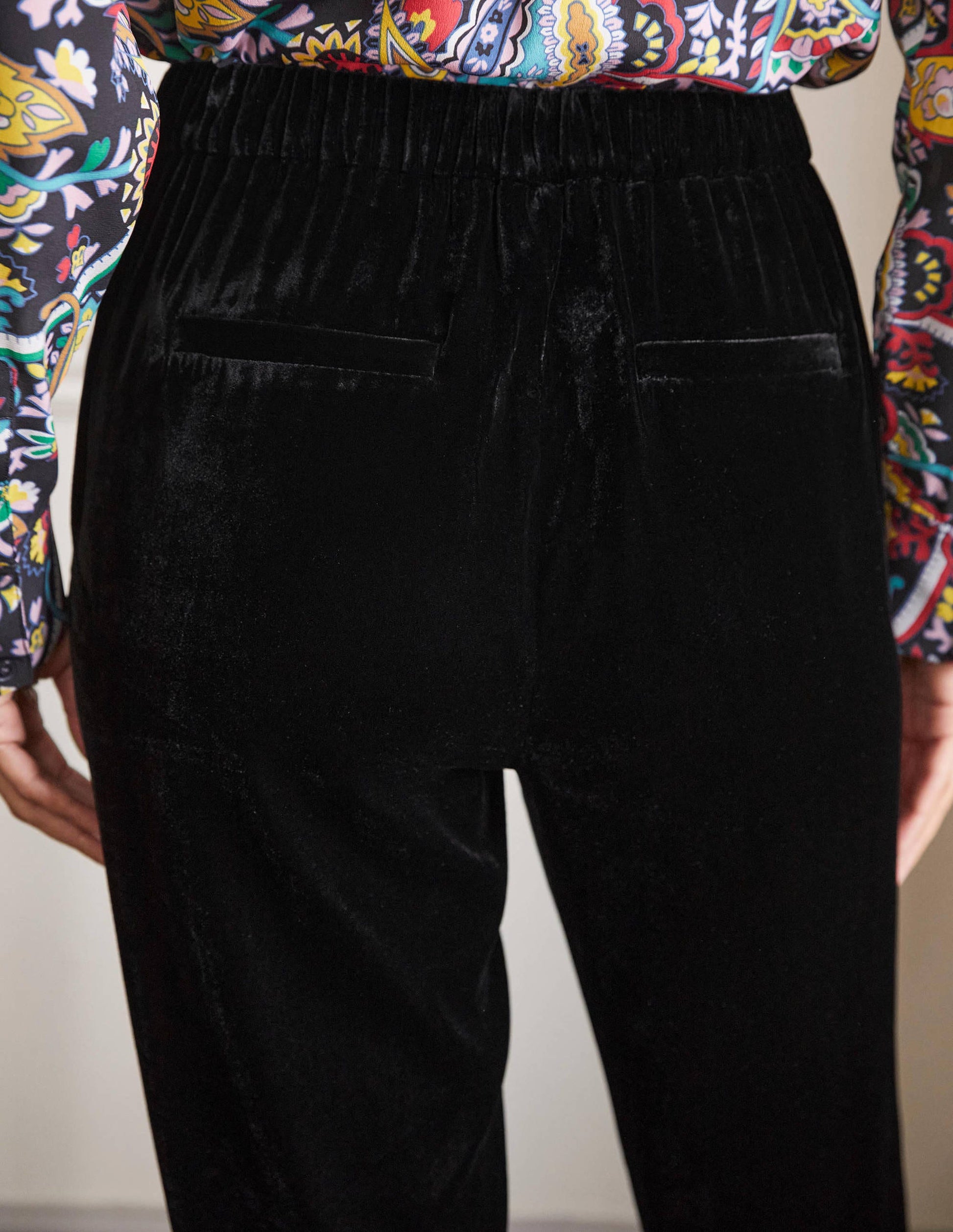 Samthose mit Bündchen-Schwarz-2