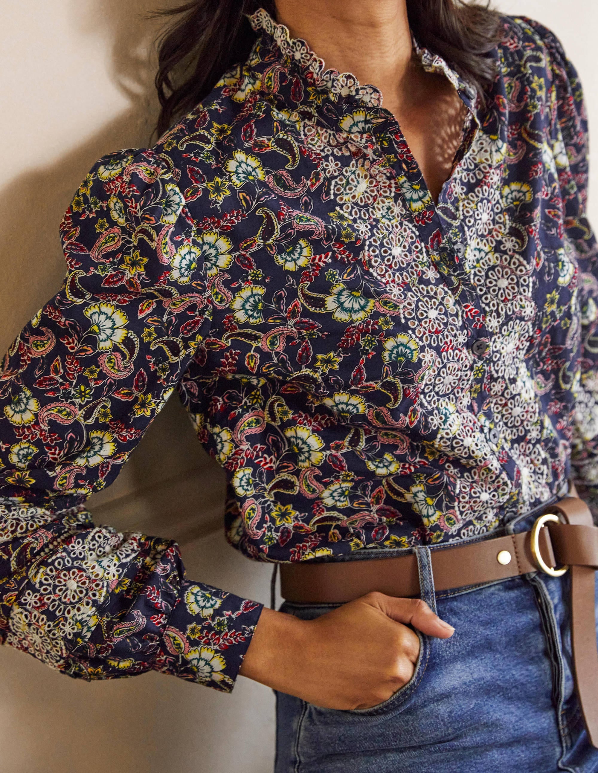 Blouse en coton à broderie anglaise-Bleu marine foncé, motif floral exotique - Image 1