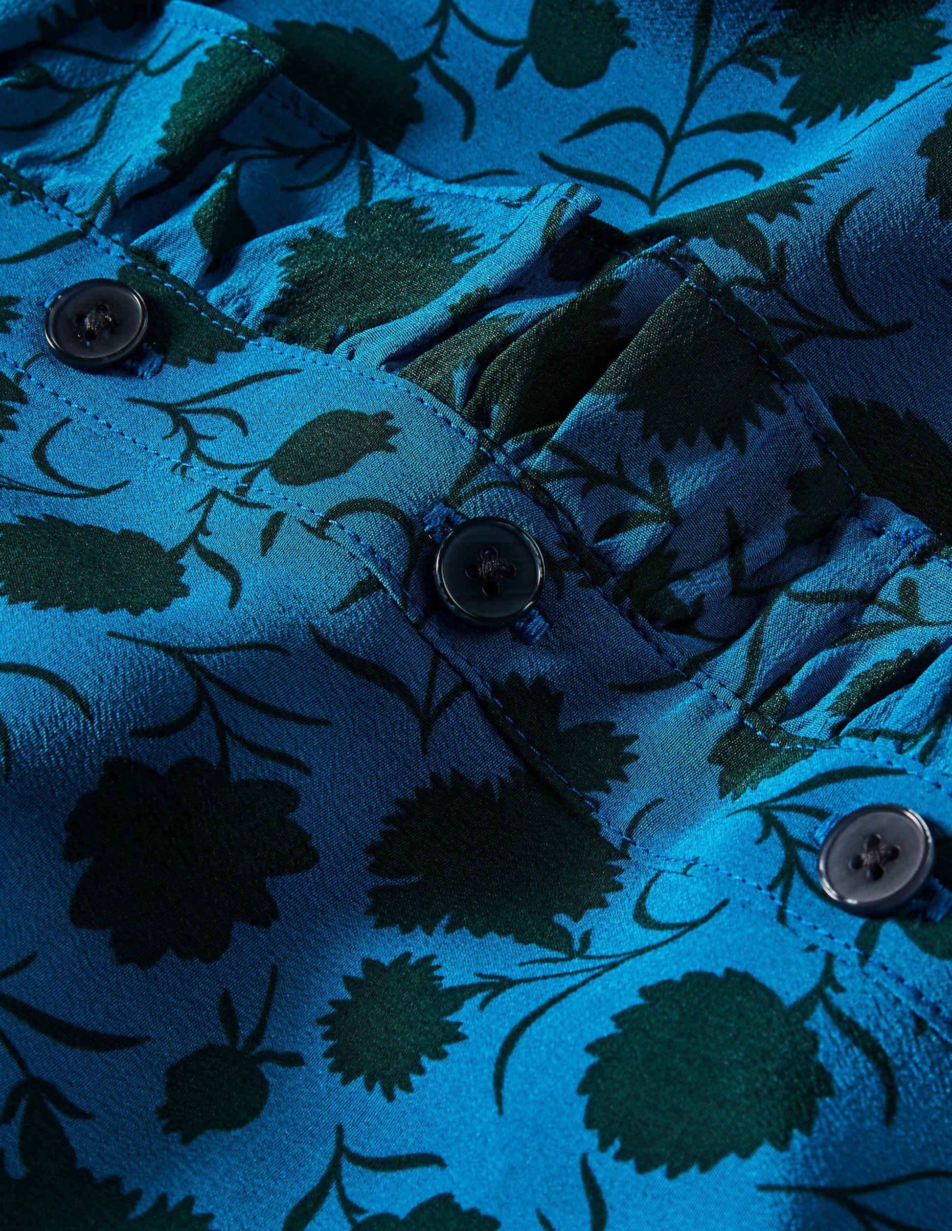 Seidenbluse mit hohem Kragen und Rüschen-Winterliches Azurblau, Knospen mit Blättern-7