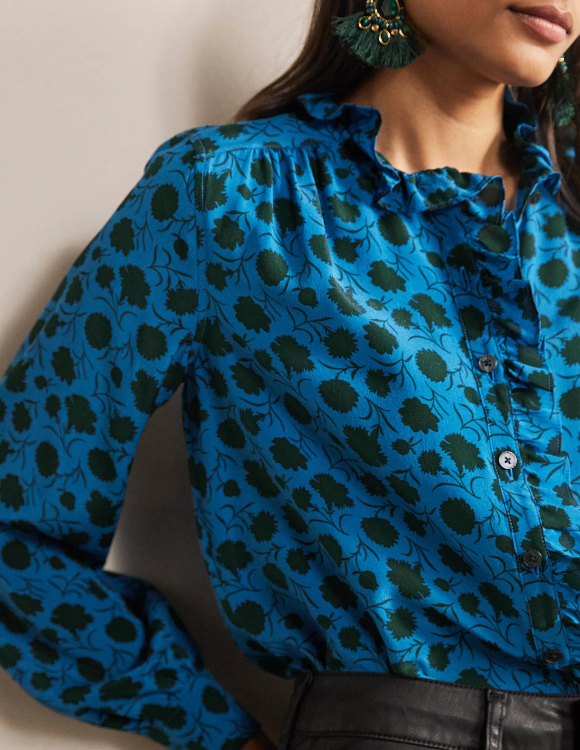 Seidenbluse mit hohem Kragen und Rüschen-Winterliches Azurblau, Knospen mit Blättern-2