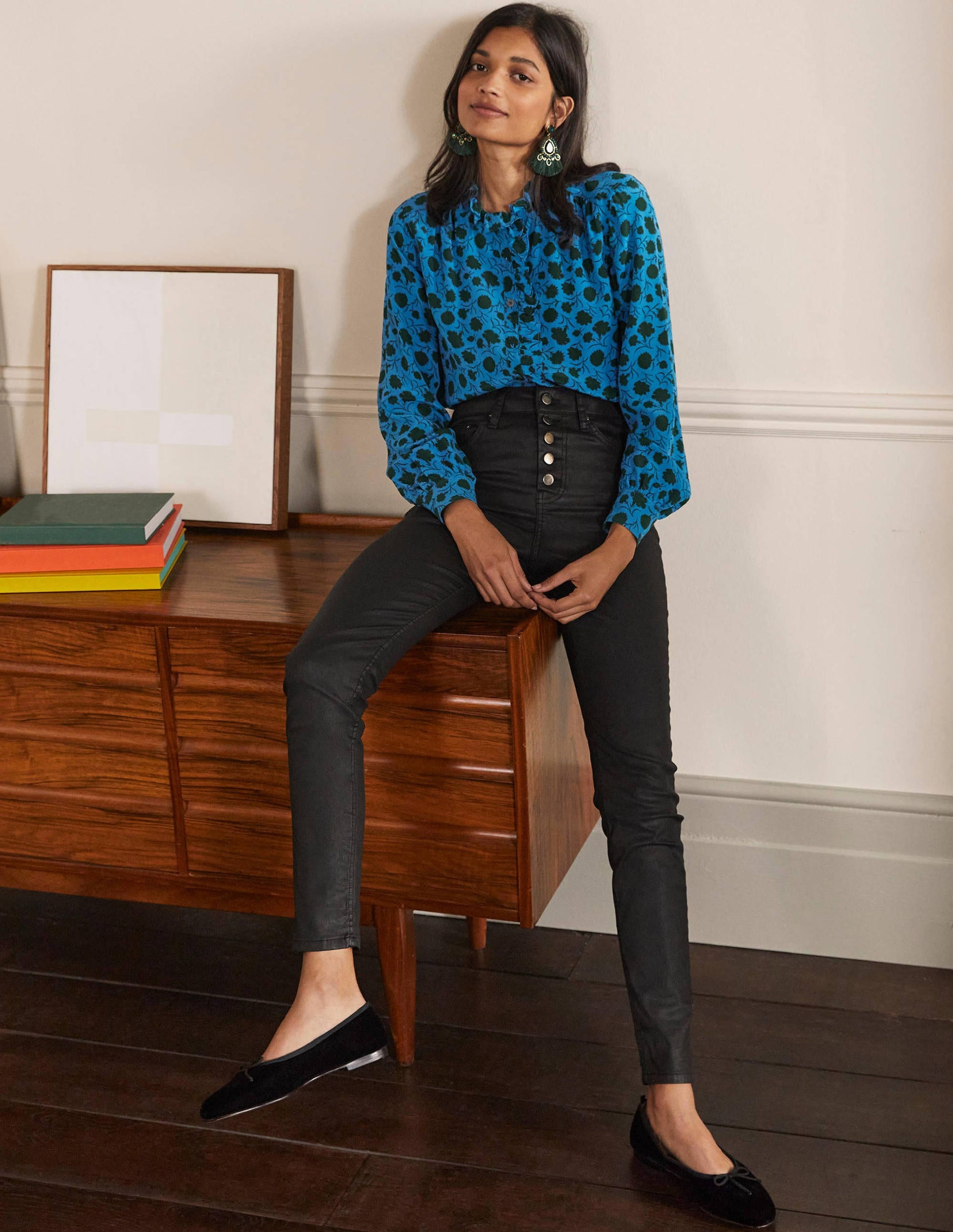 Seidenbluse mit hohem Kragen und Rüschen-Winterliches Azurblau, Knospen mit Blättern-4