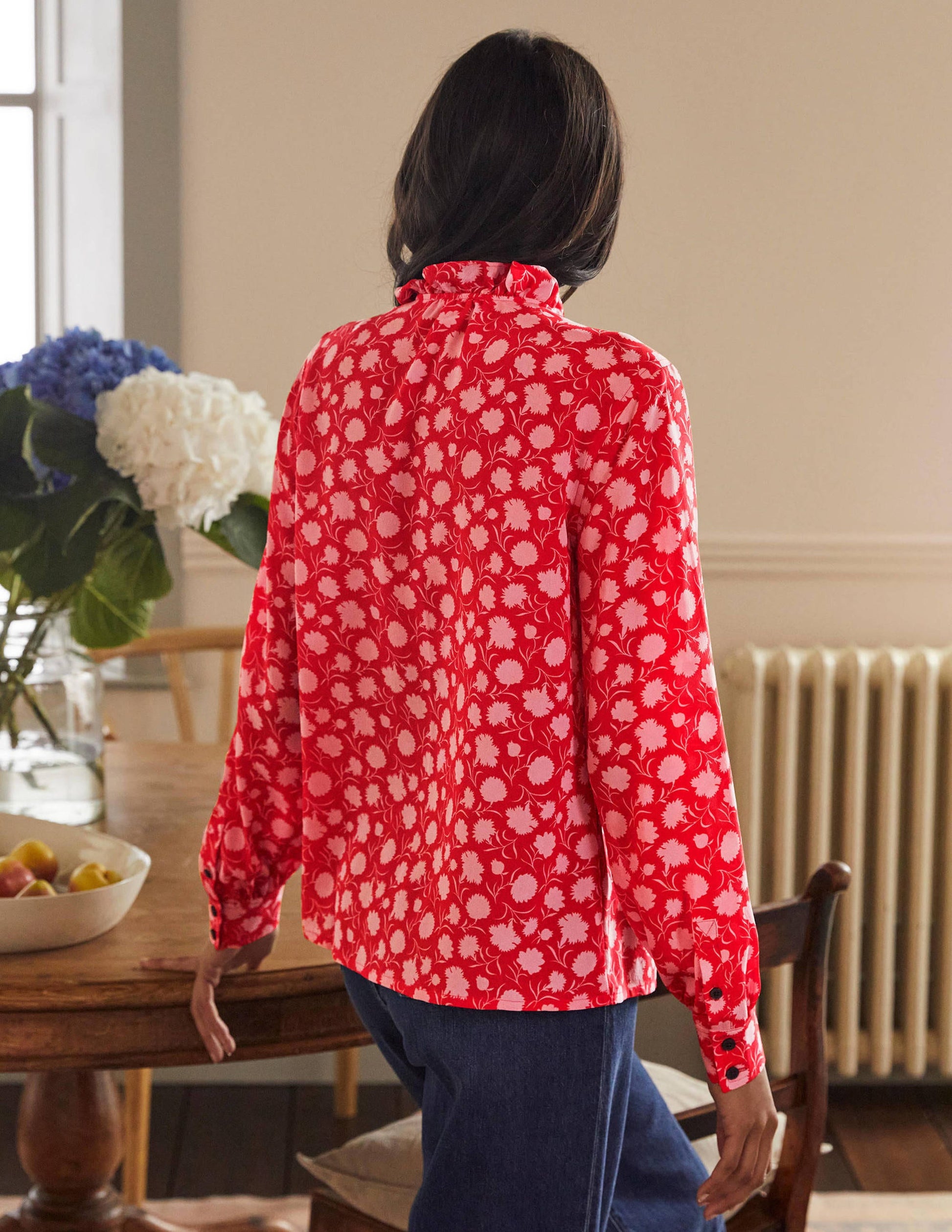 Seidenbluse mit hohem Kragen und Rüschen-Paprikarot, Knospen mit Blüten-2