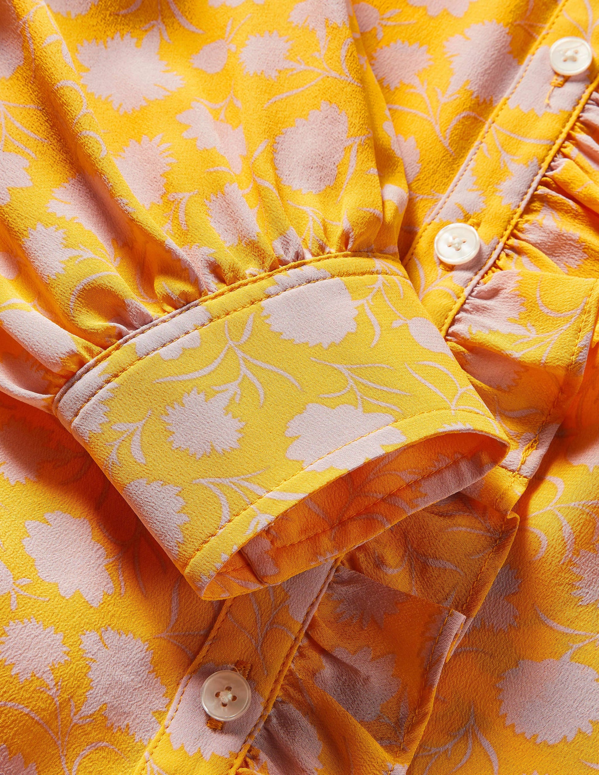 Seidenbluse mit hohem Kragen und Rüschen-Honiggold, Knospen mit Blüten-7