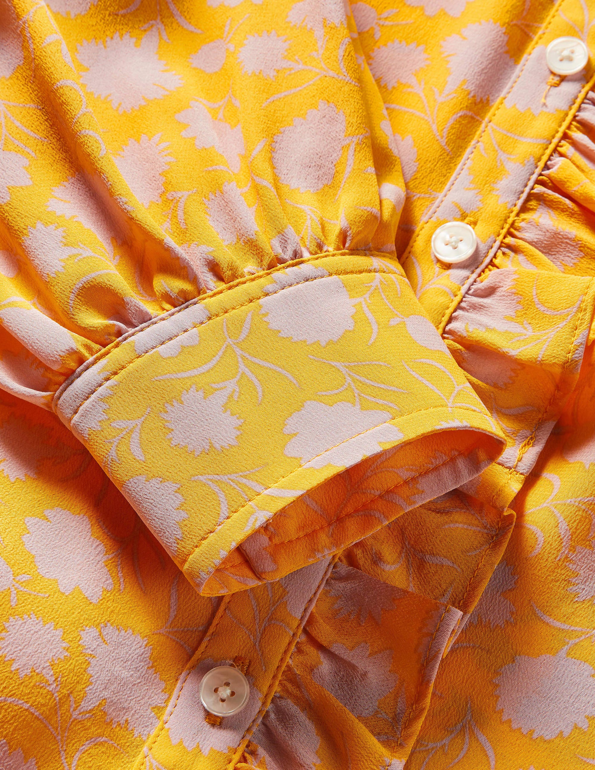 Seidenbluse mit hohem Kragen und Rüschen-Honiggold, Knospen mit Blüten - Image 7