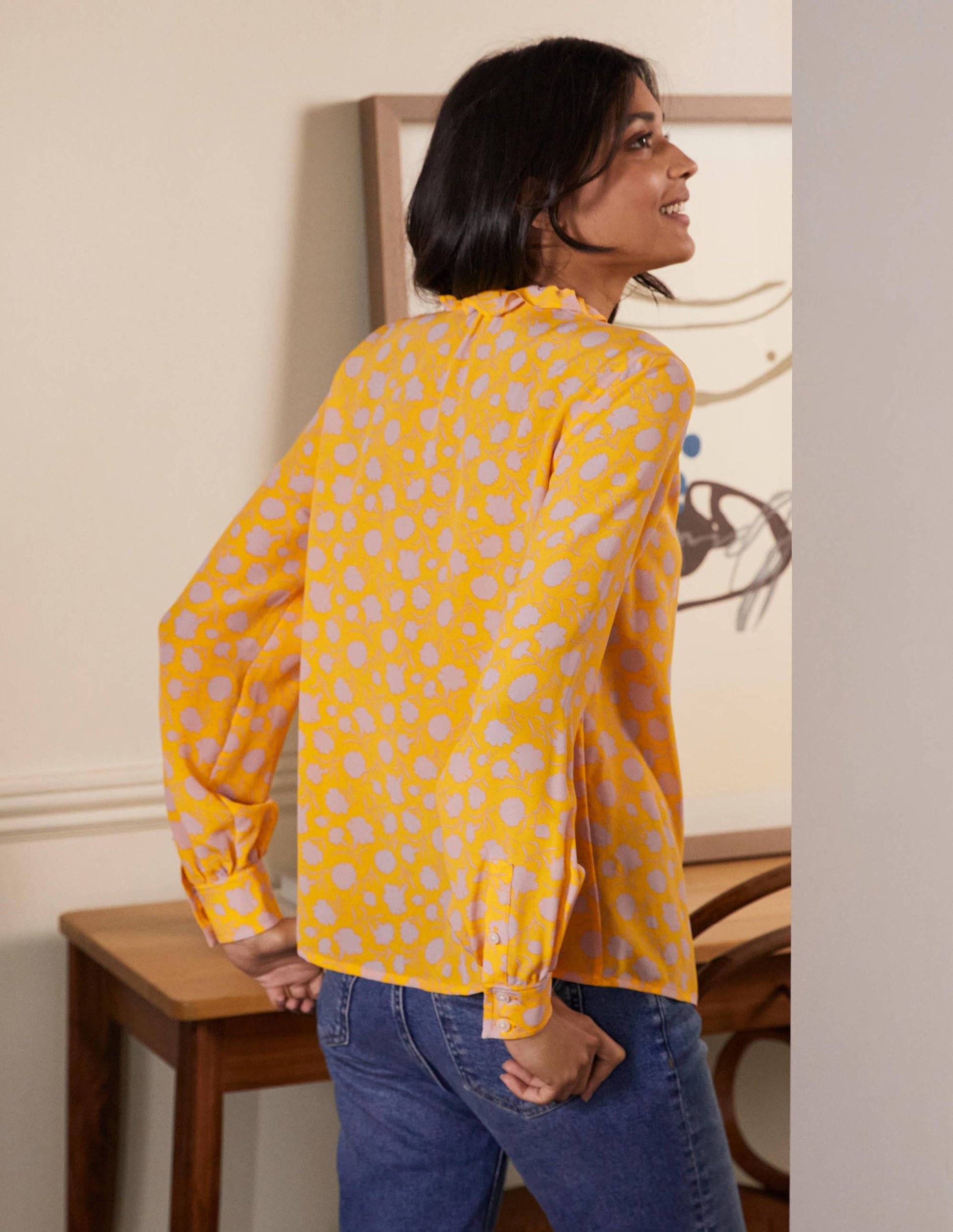 Seidenbluse mit hohem Kragen und Rüschen-Honiggold, Knospen mit Blüten-3