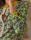 Blouse sans col en soie-Doré miel/bleu marine foncé