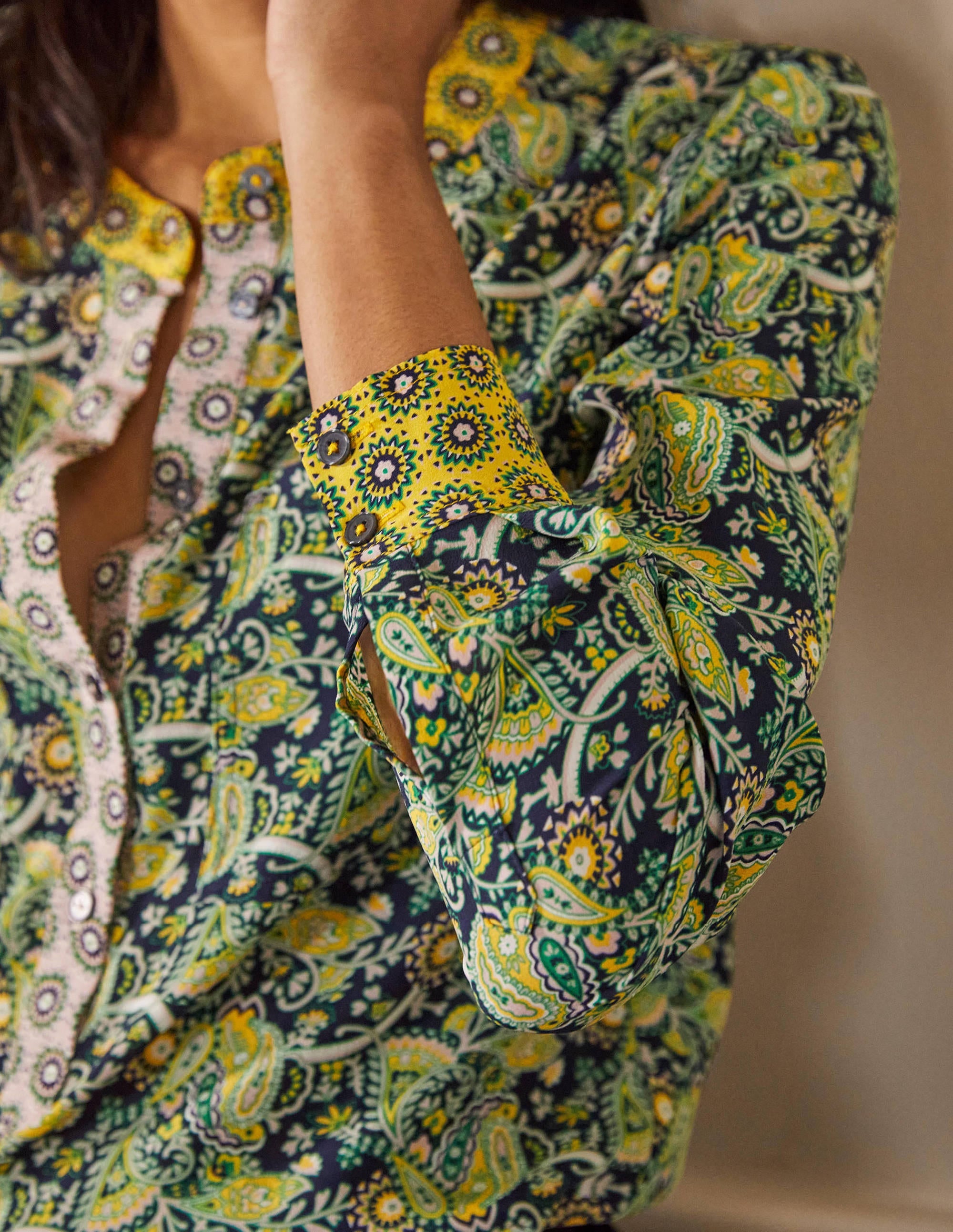 Blouse sans col en soie-Doré miel/bleu marine foncé - Image 1