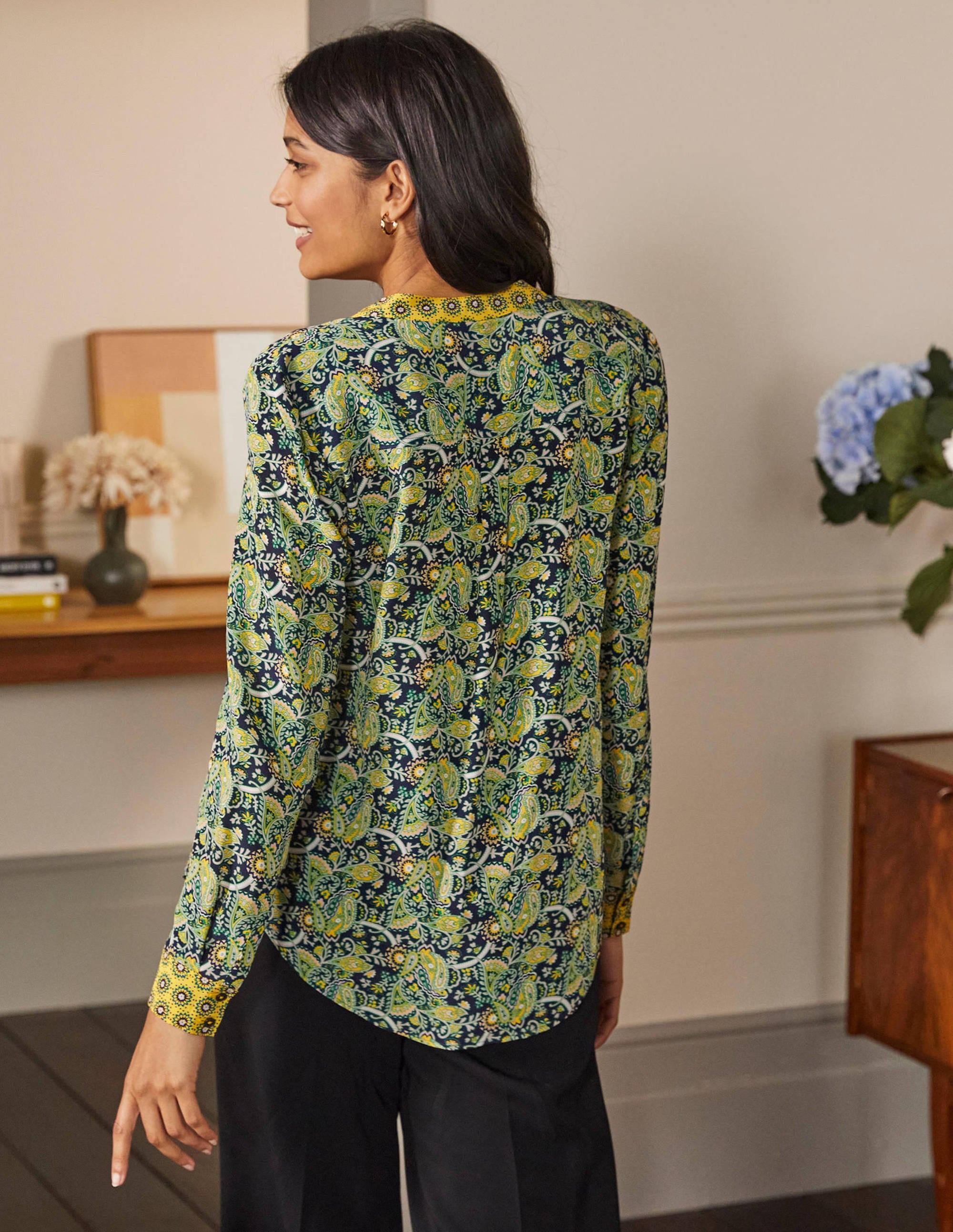 Blouse sans col en soie-Doré miel/bleu marine foncé - Image 2