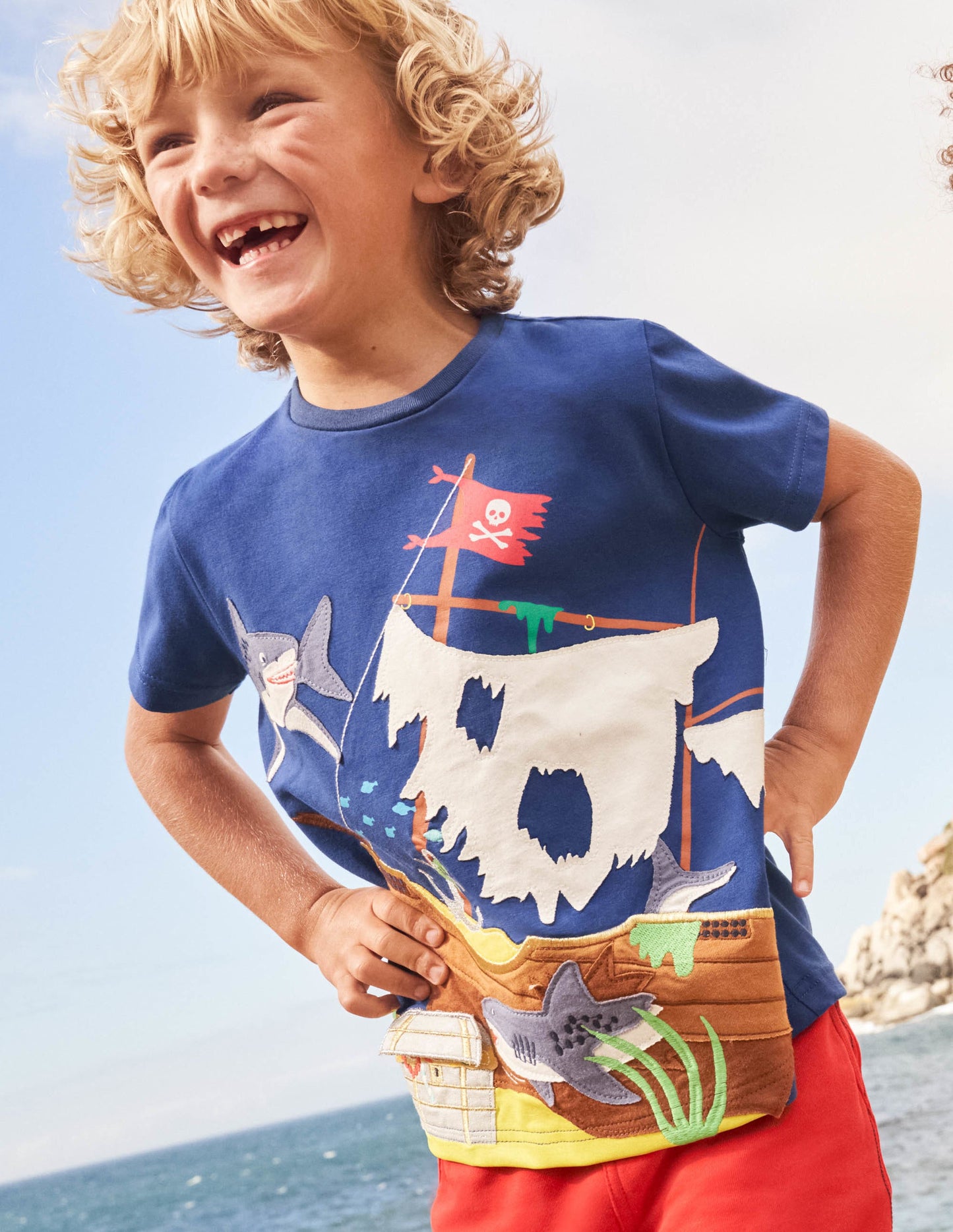 T-shirt avec rabats à soulever-Bateau pirate bleu tribord