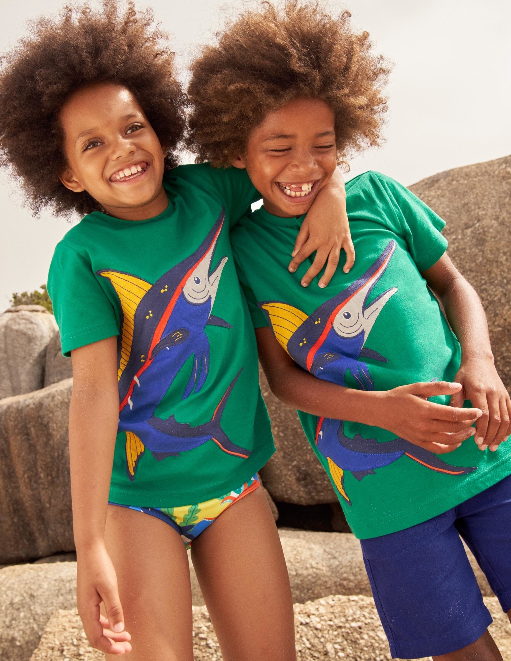 T-Shirt mit Unterwasserapplikation-Tropisches Grün, Schwertfisch - Image 4